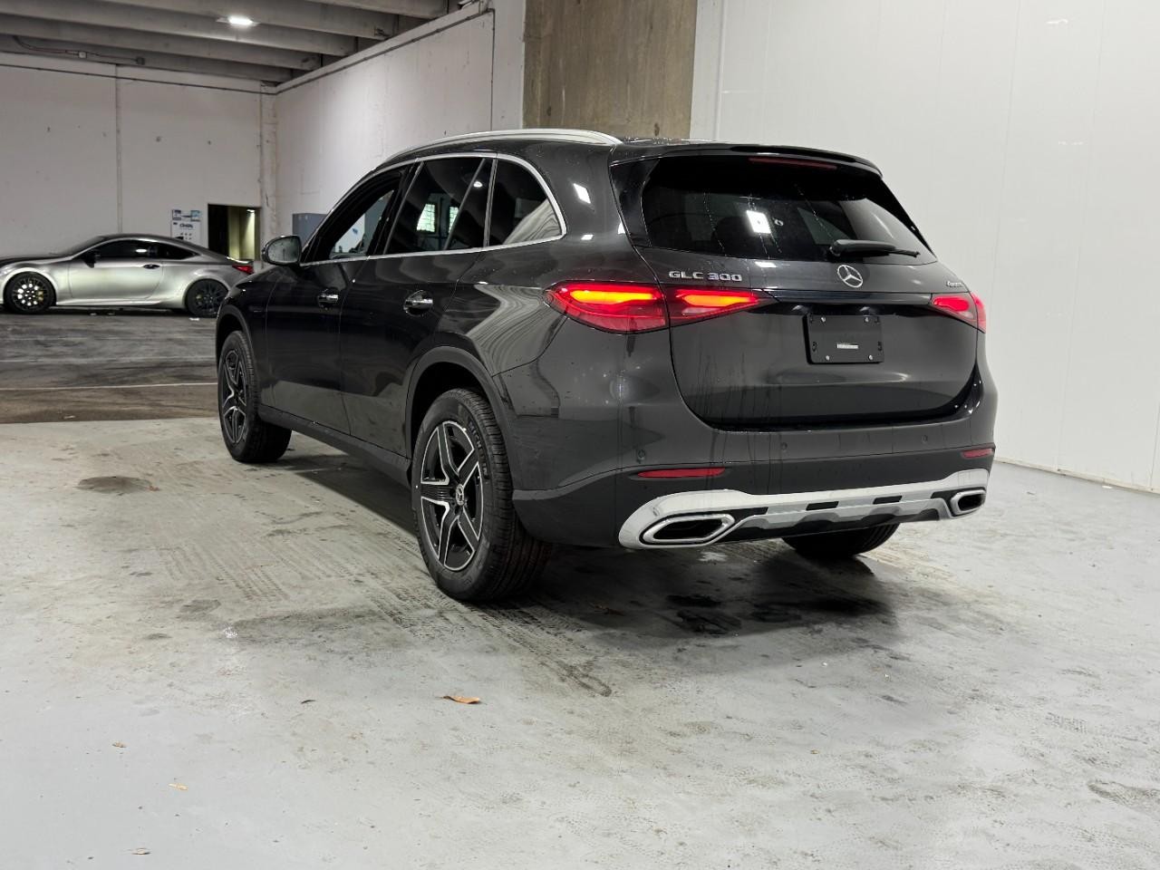 Mercedes-Benz GLC Vehicle Full-screen Gallery Image 3