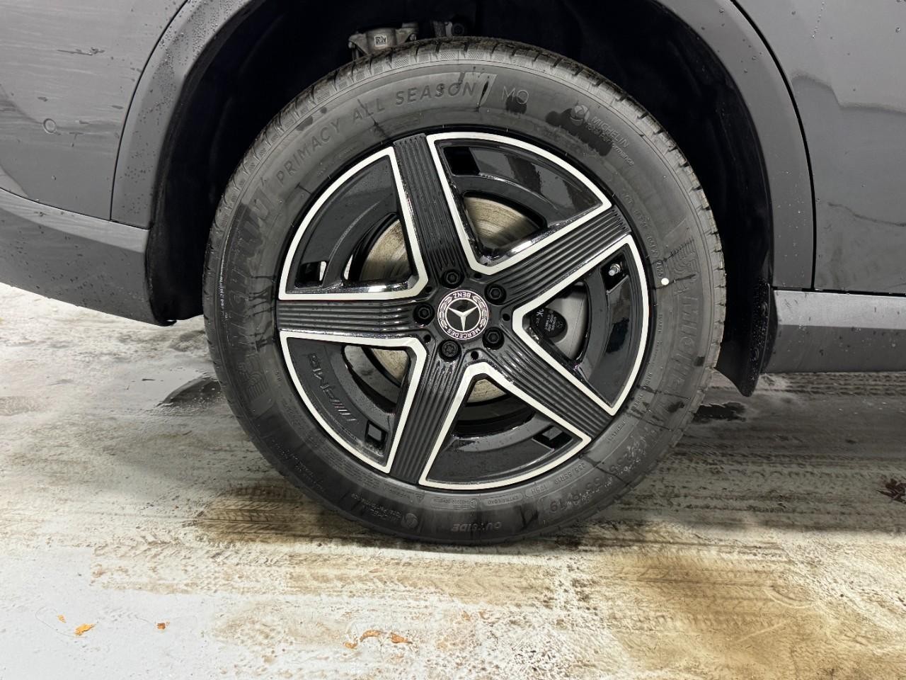 Mercedes-Benz GLC Vehicle Full-screen Gallery Image 5