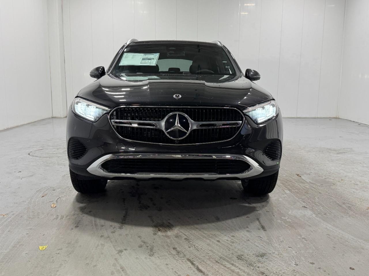 Mercedes-Benz GLC Vehicle Full-screen Gallery Image 7