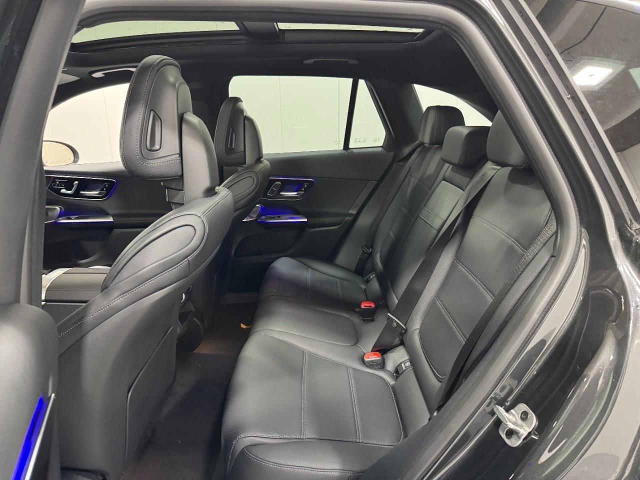 Mercedes-Benz GLC Vehicle Full-screen Gallery Image 8