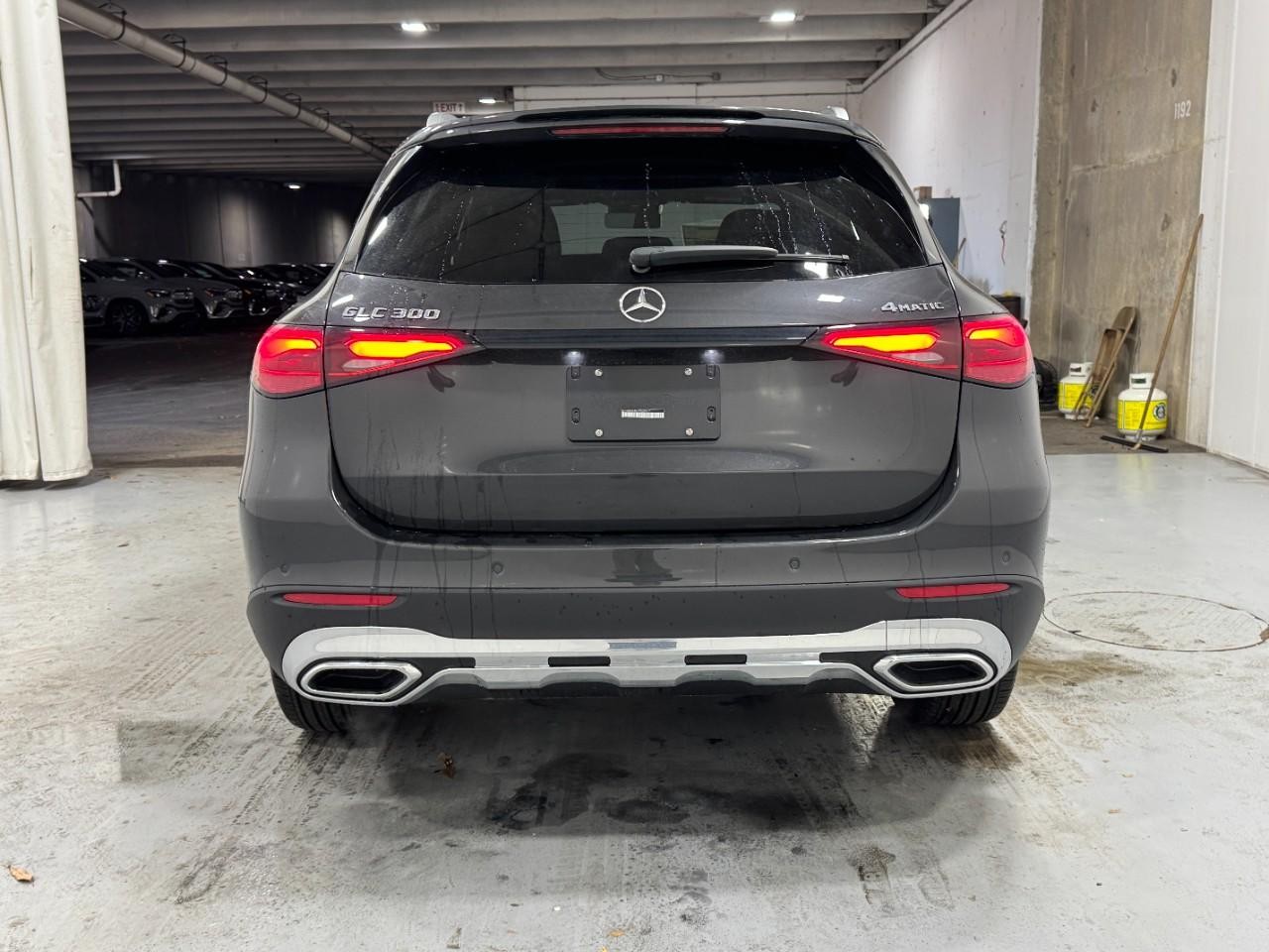 Mercedes-Benz GLC Vehicle Full-screen Gallery Image 9