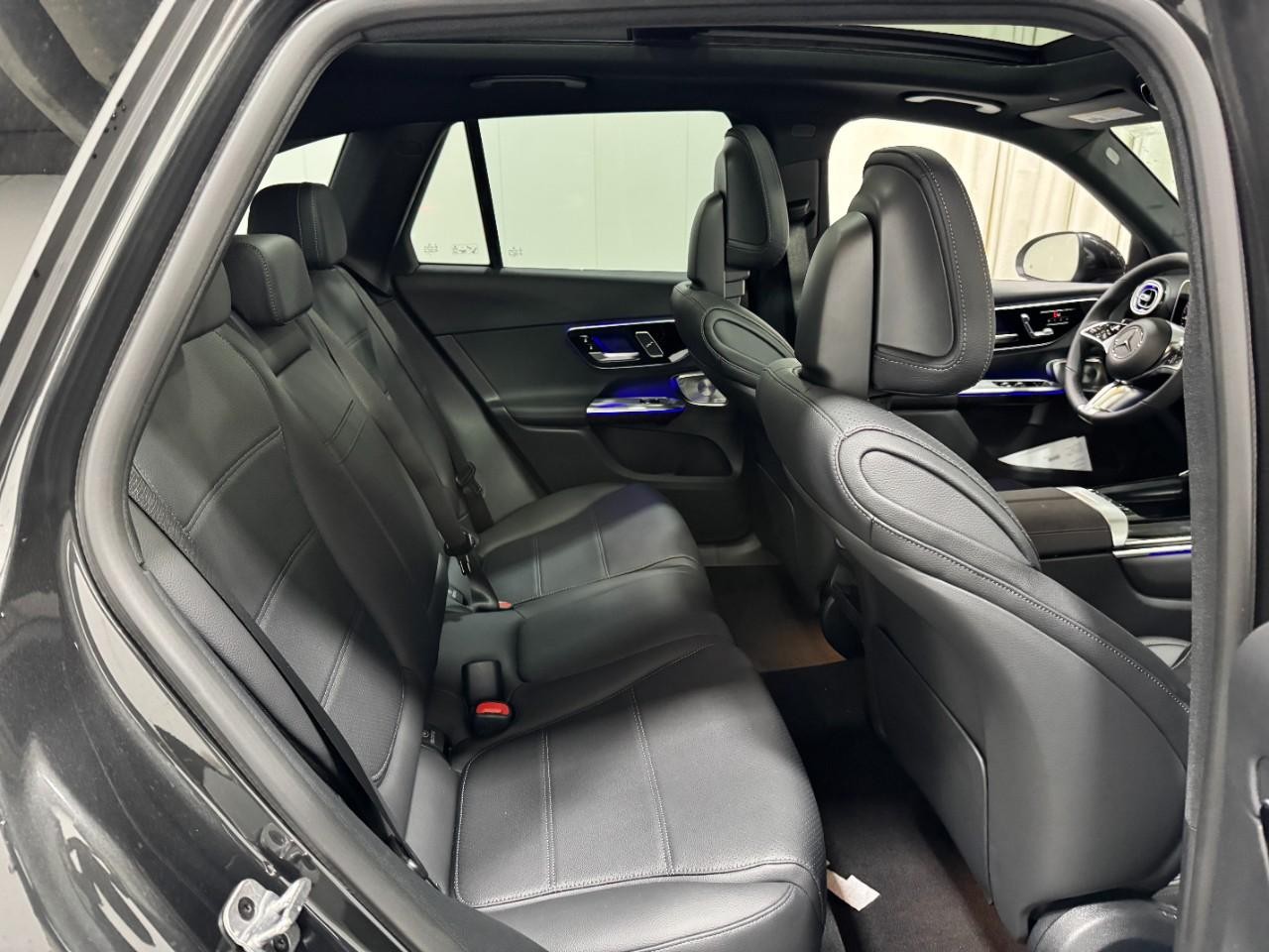 Mercedes-Benz GLC Vehicle Full-screen Gallery Image 10