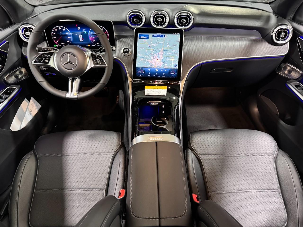 Mercedes-Benz GLC Vehicle Full-screen Gallery Image 12