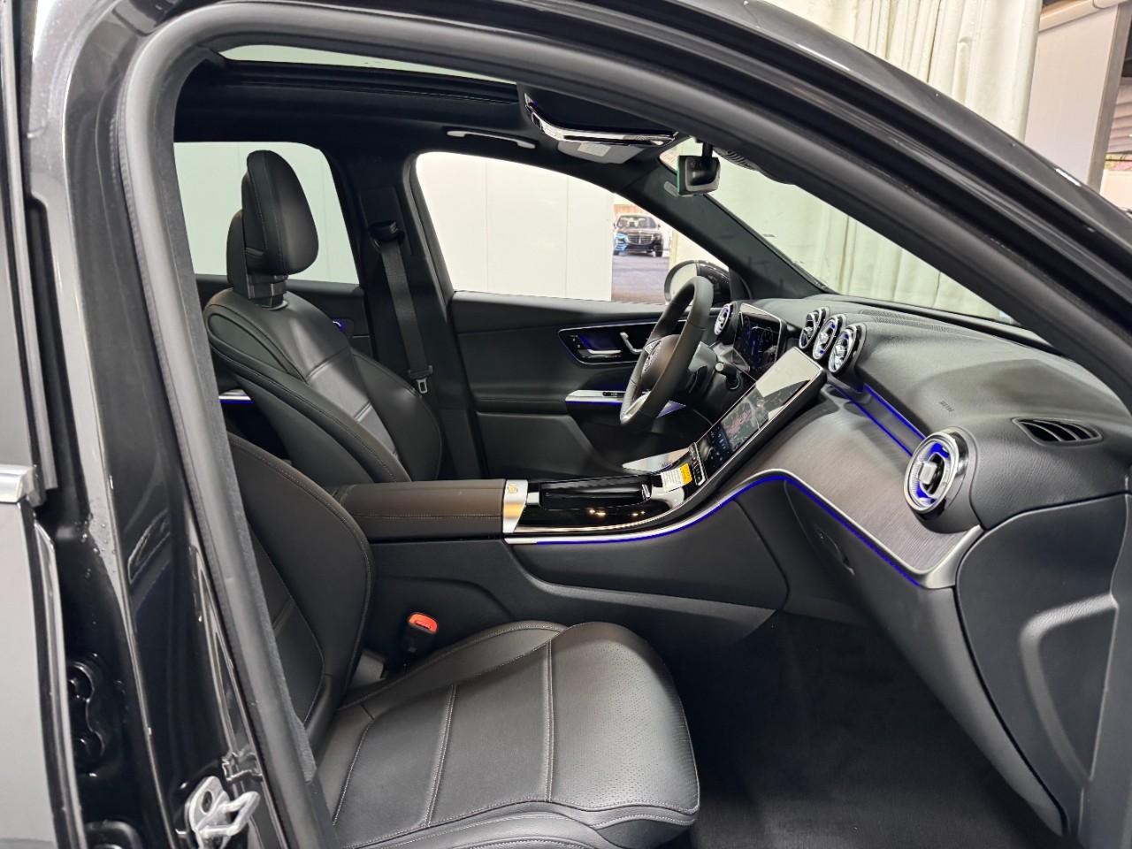 Mercedes-Benz GLC Vehicle Full-screen Gallery Image 16