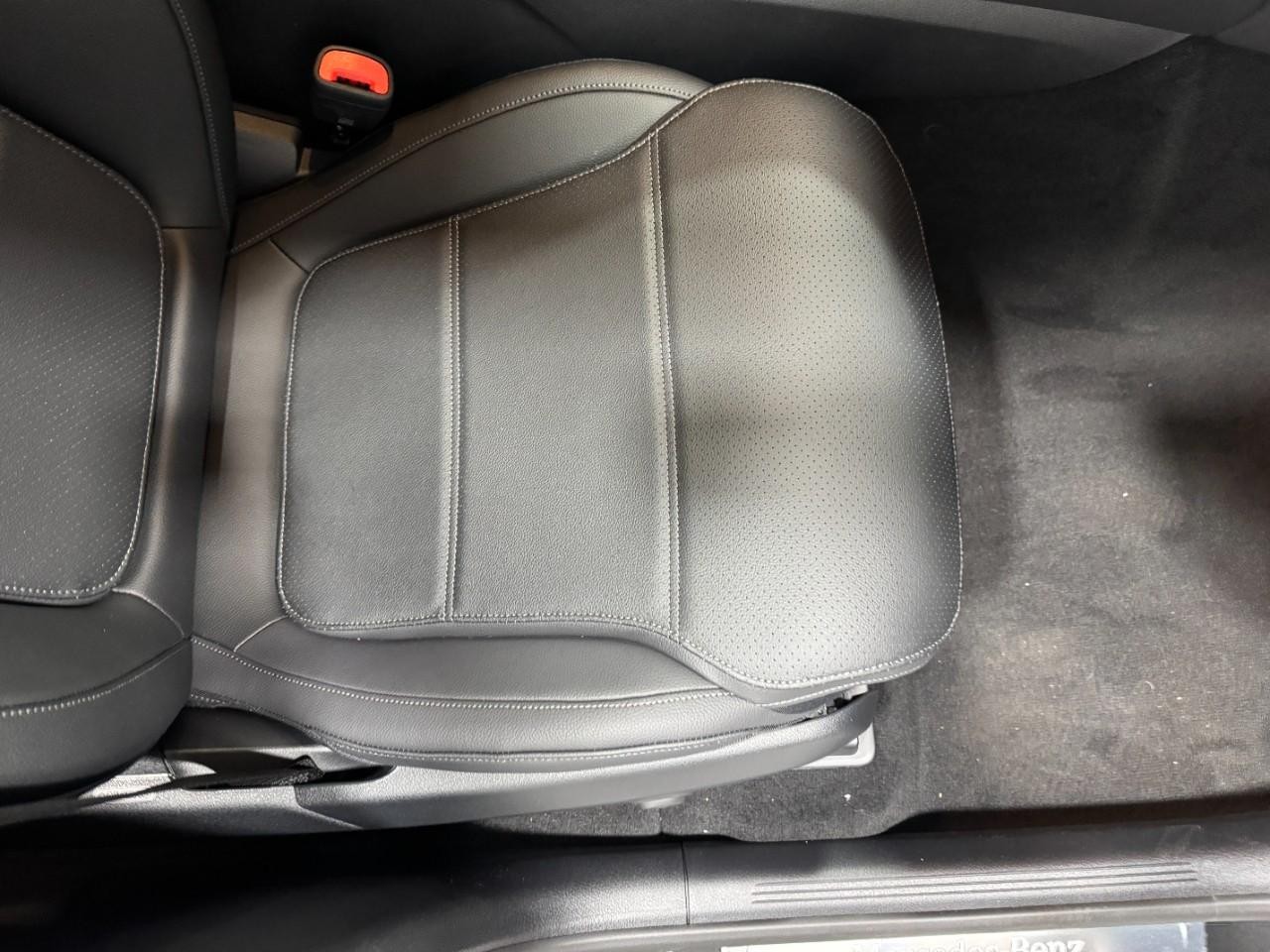 Mercedes-Benz GLC Vehicle Full-screen Gallery Image 17