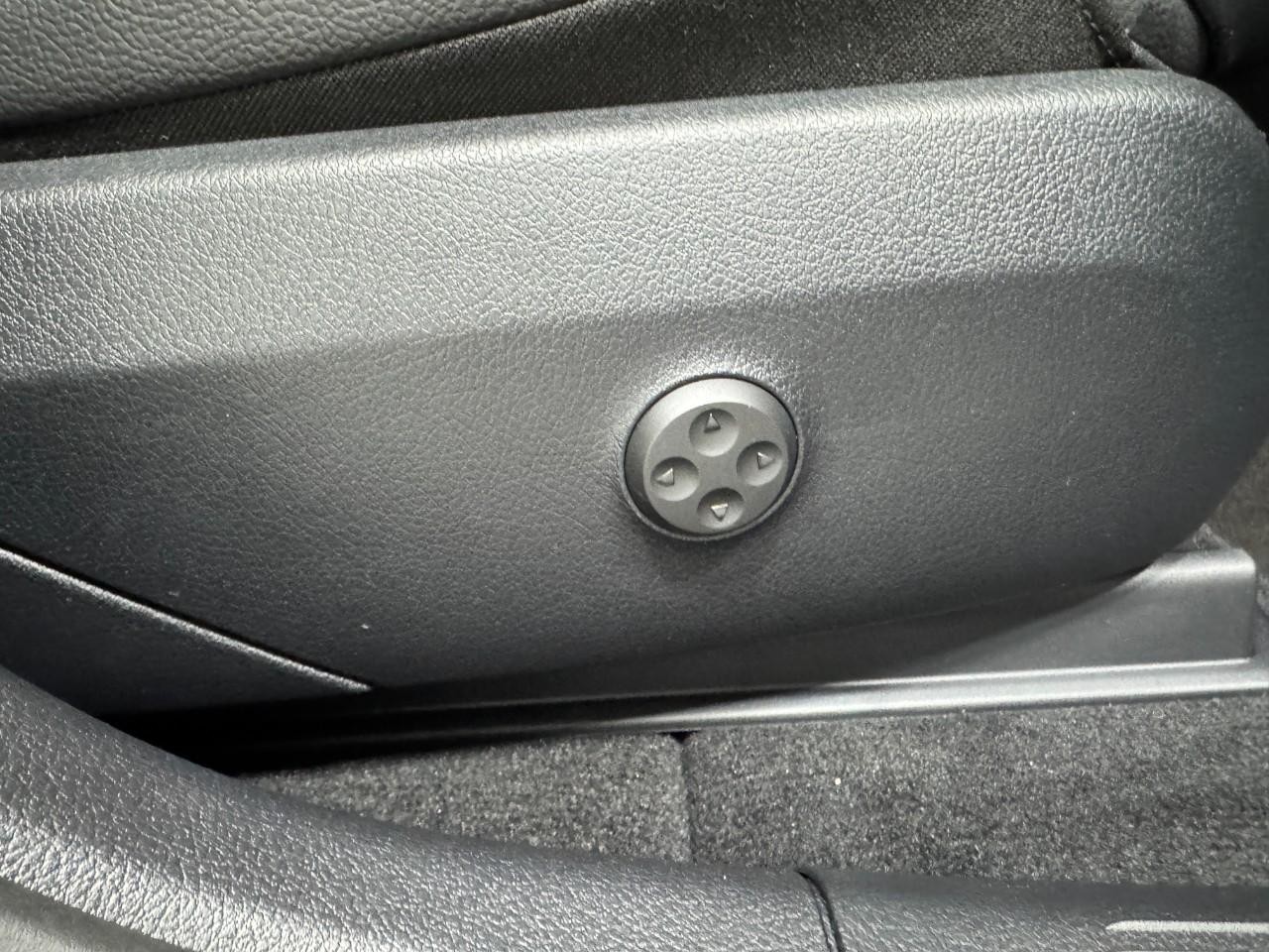 Mercedes-Benz GLC Vehicle Full-screen Gallery Image 18