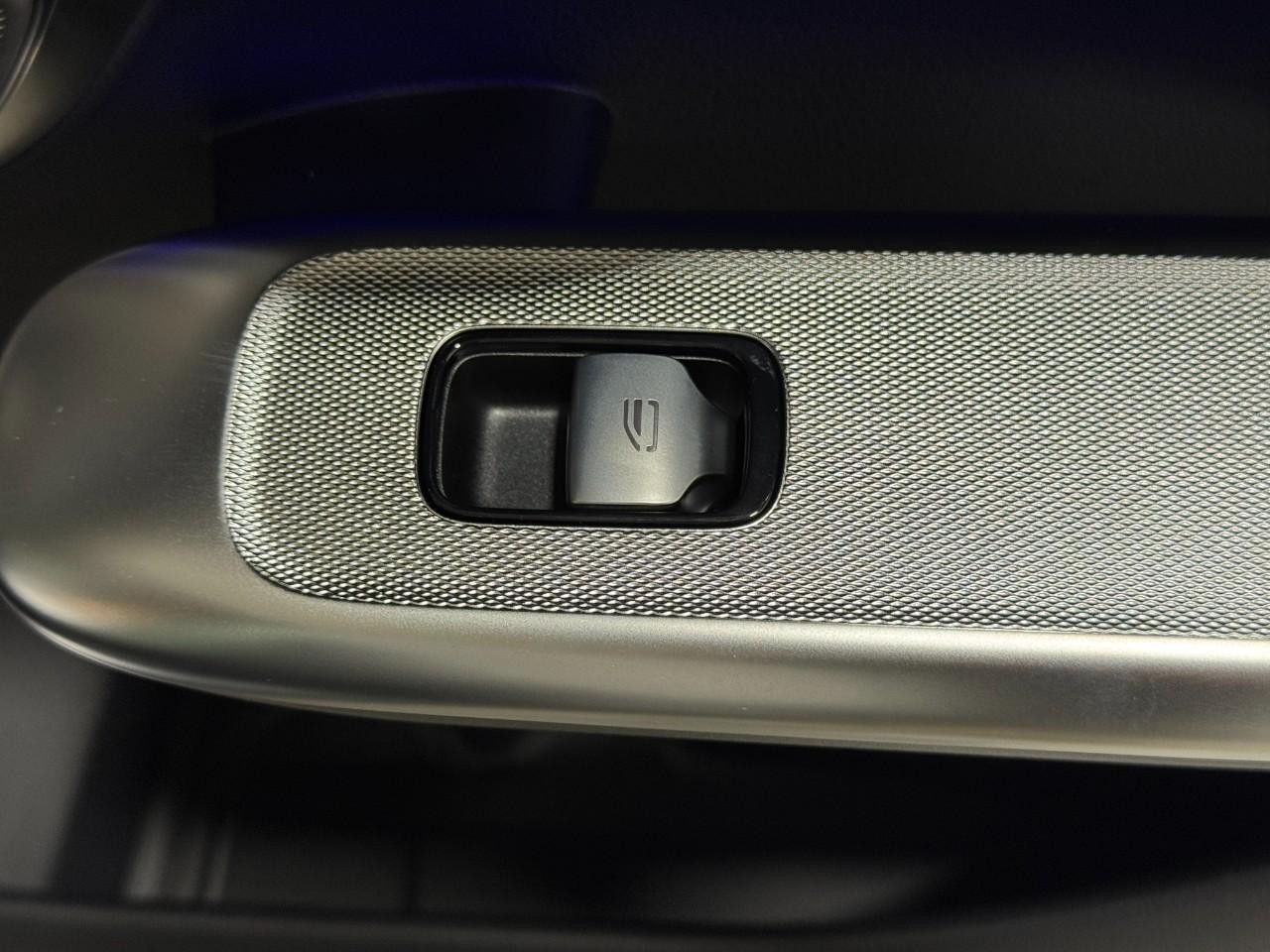 Mercedes-Benz GLC Vehicle Full-screen Gallery Image 21