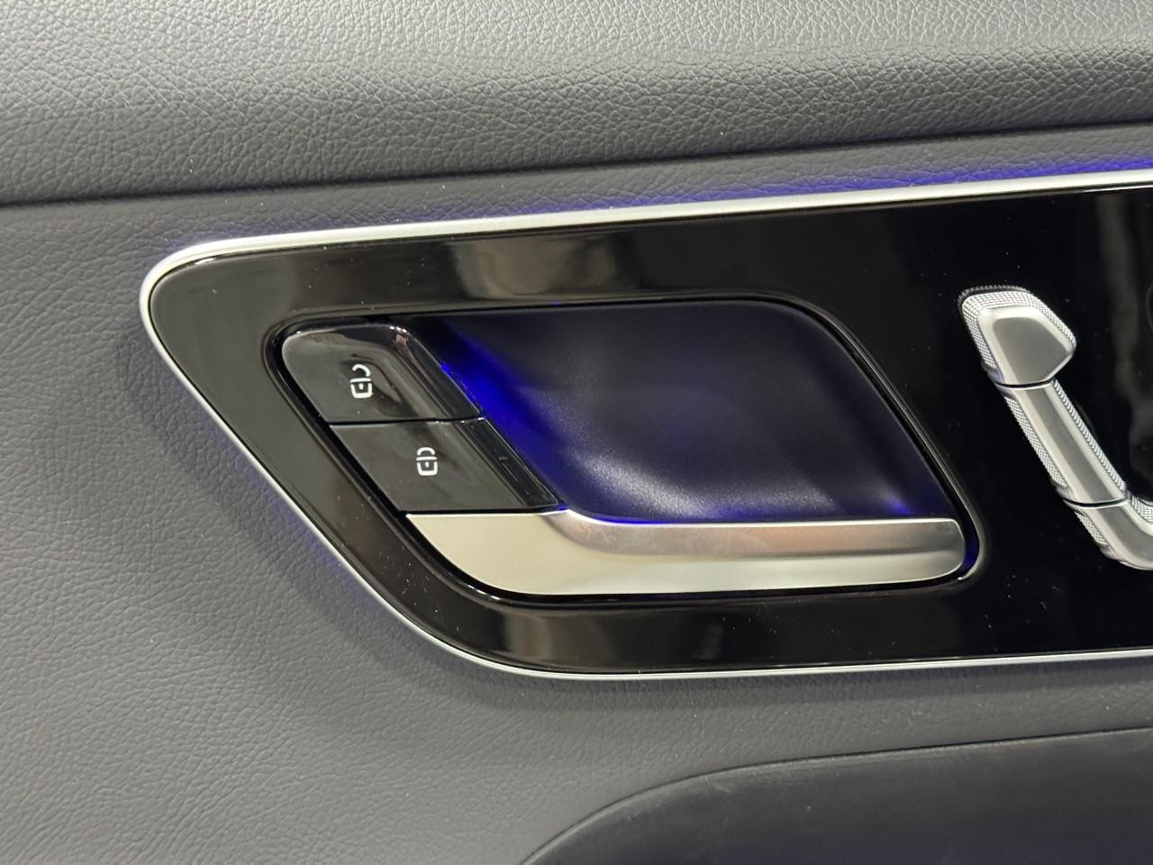 Mercedes-Benz GLC Vehicle Full-screen Gallery Image 23