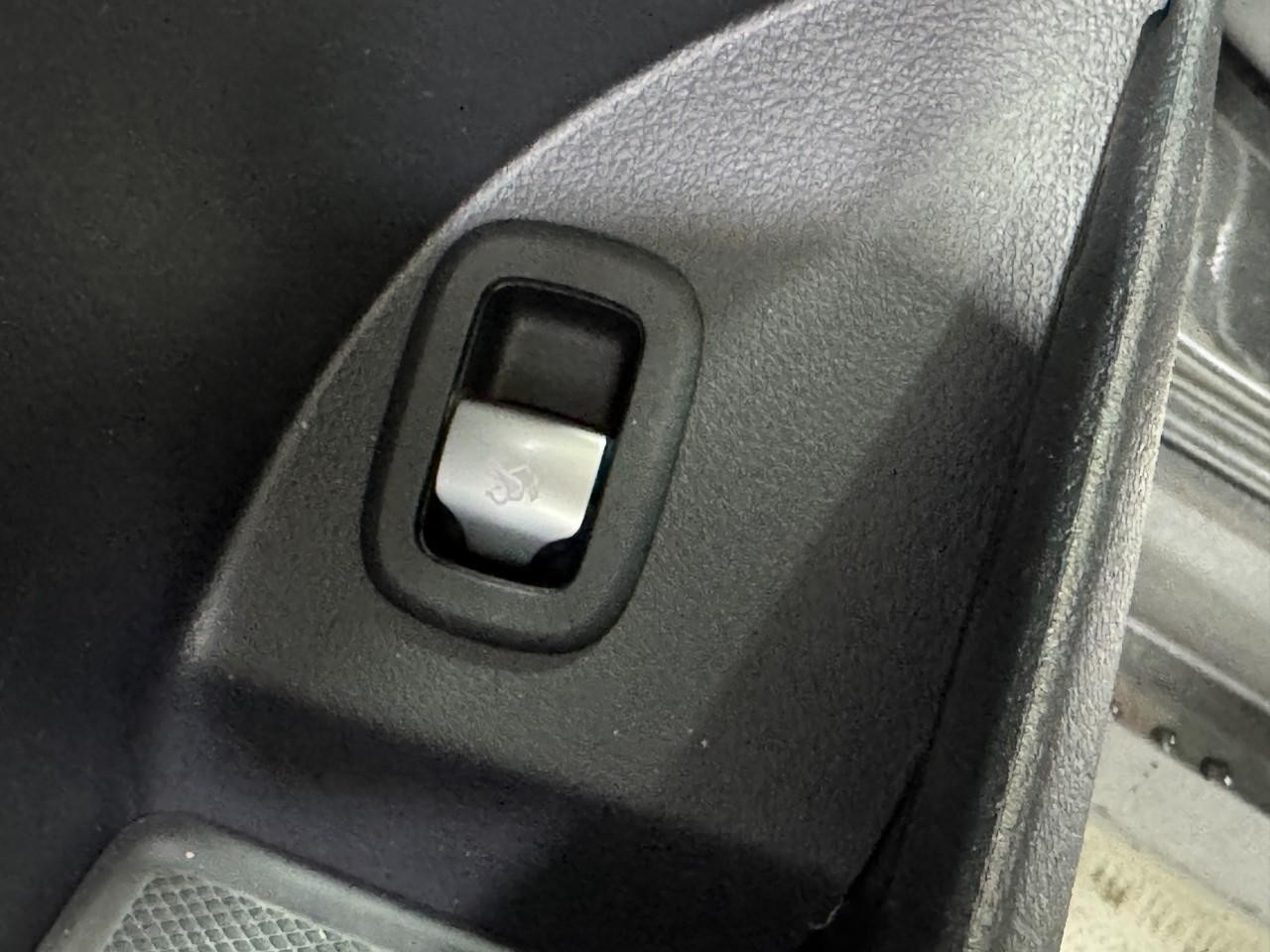 Mercedes-Benz GLC Vehicle Full-screen Gallery Image 26