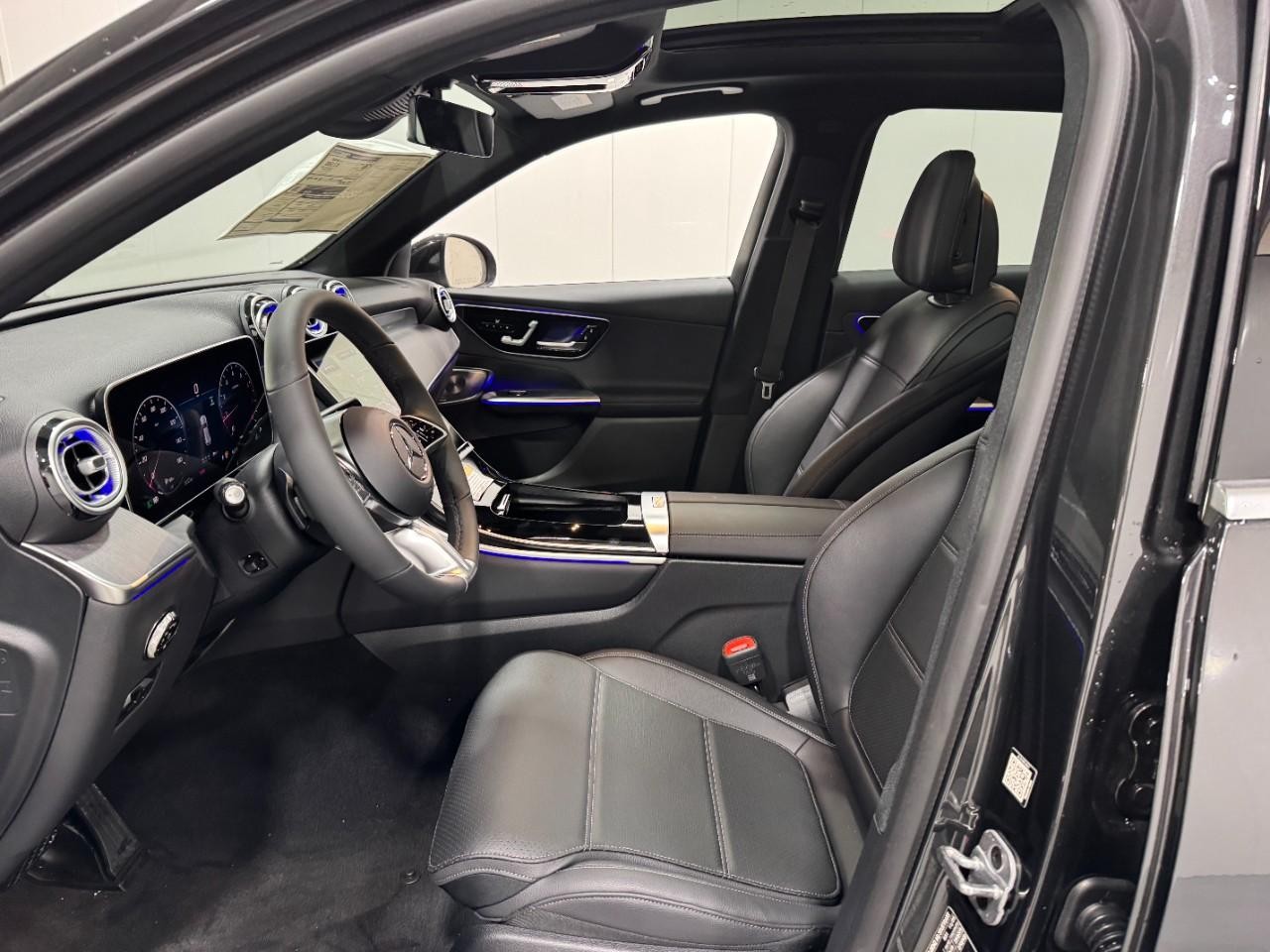 Mercedes-Benz GLC Vehicle Full-screen Gallery Image 27