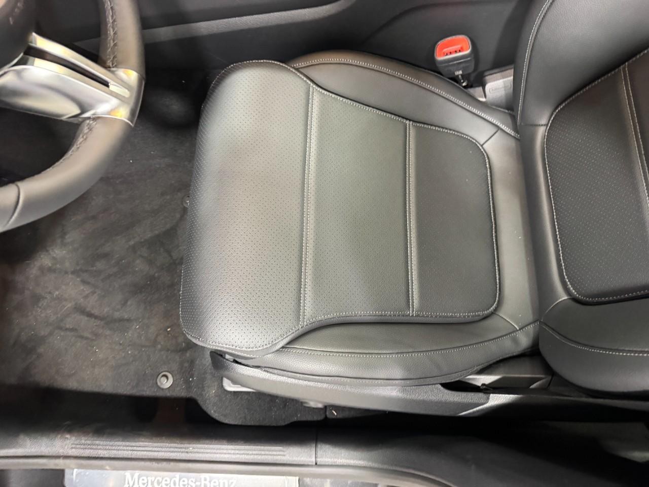 Mercedes-Benz GLC Vehicle Full-screen Gallery Image 28