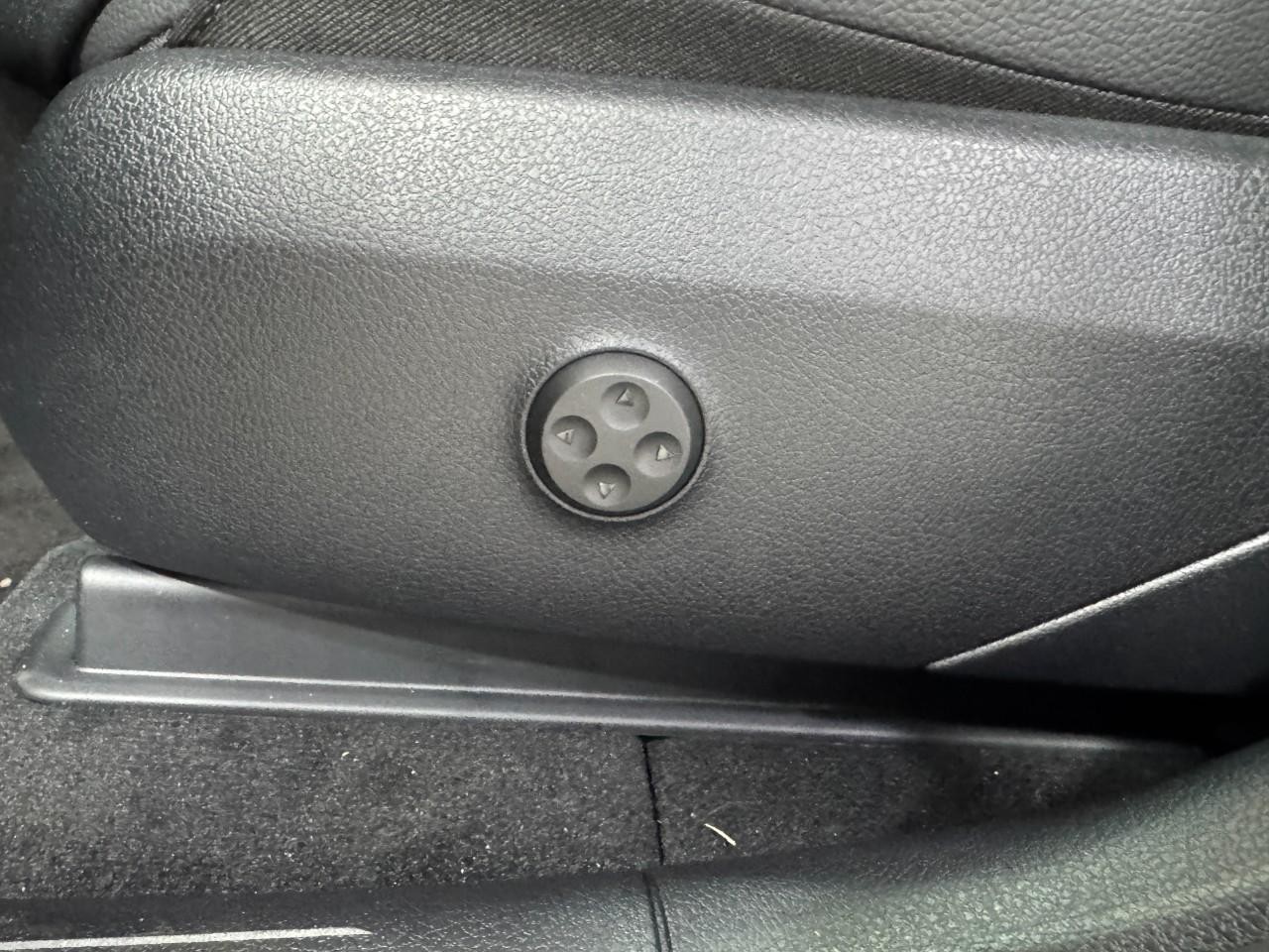 Mercedes-Benz GLC Vehicle Full-screen Gallery Image 29