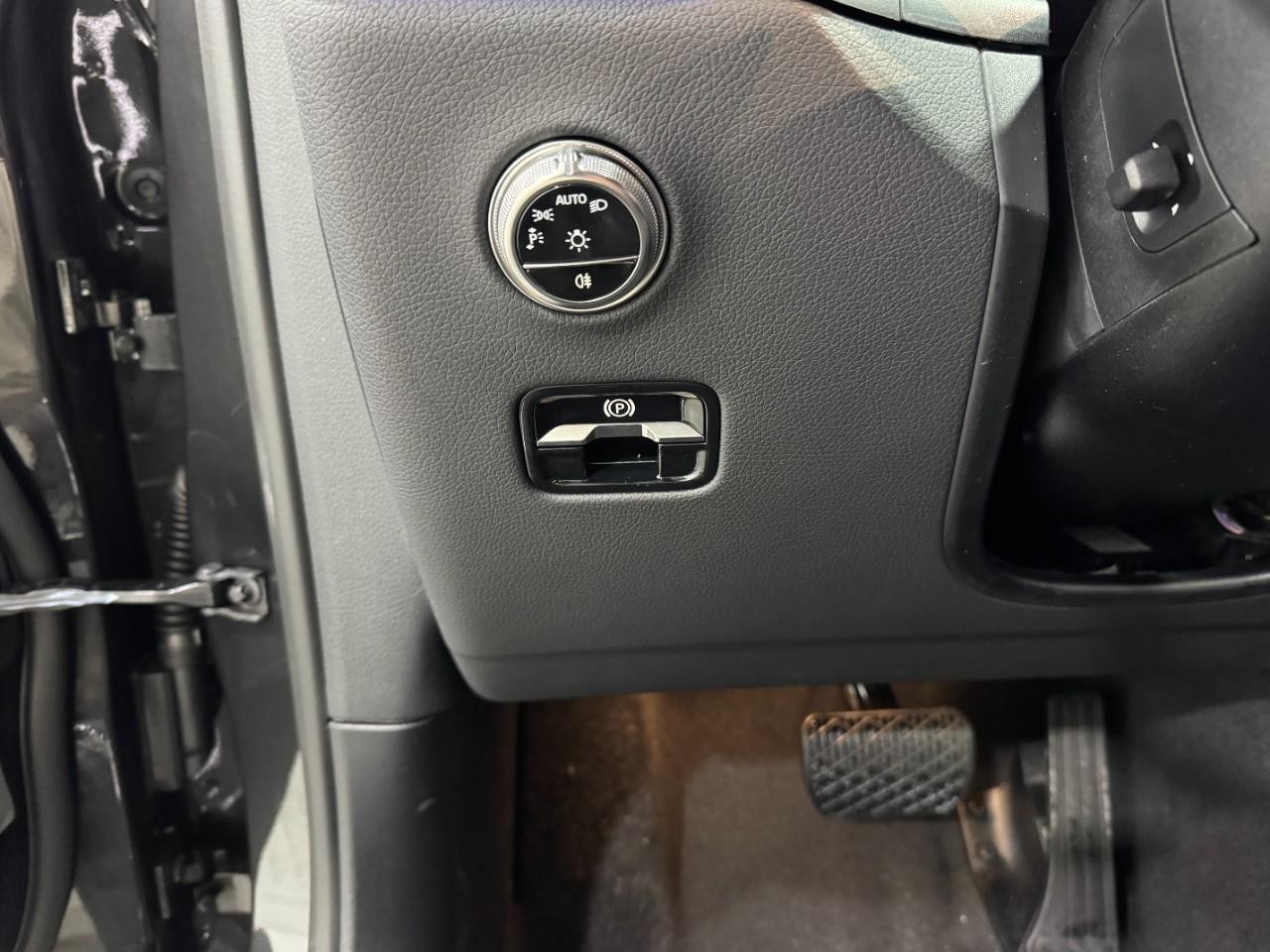 Mercedes-Benz GLC Vehicle Full-screen Gallery Image 30