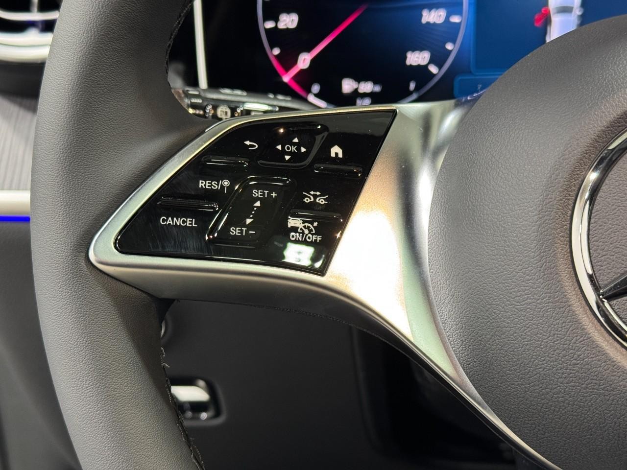 Mercedes-Benz GLC Vehicle Full-screen Gallery Image 31