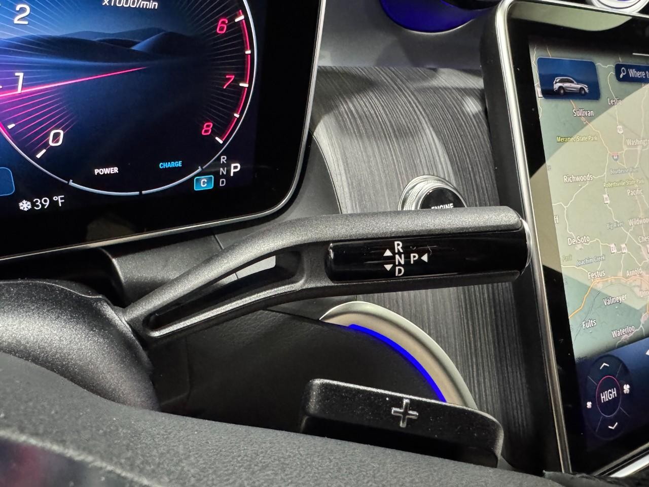 Mercedes-Benz GLC Vehicle Full-screen Gallery Image 34