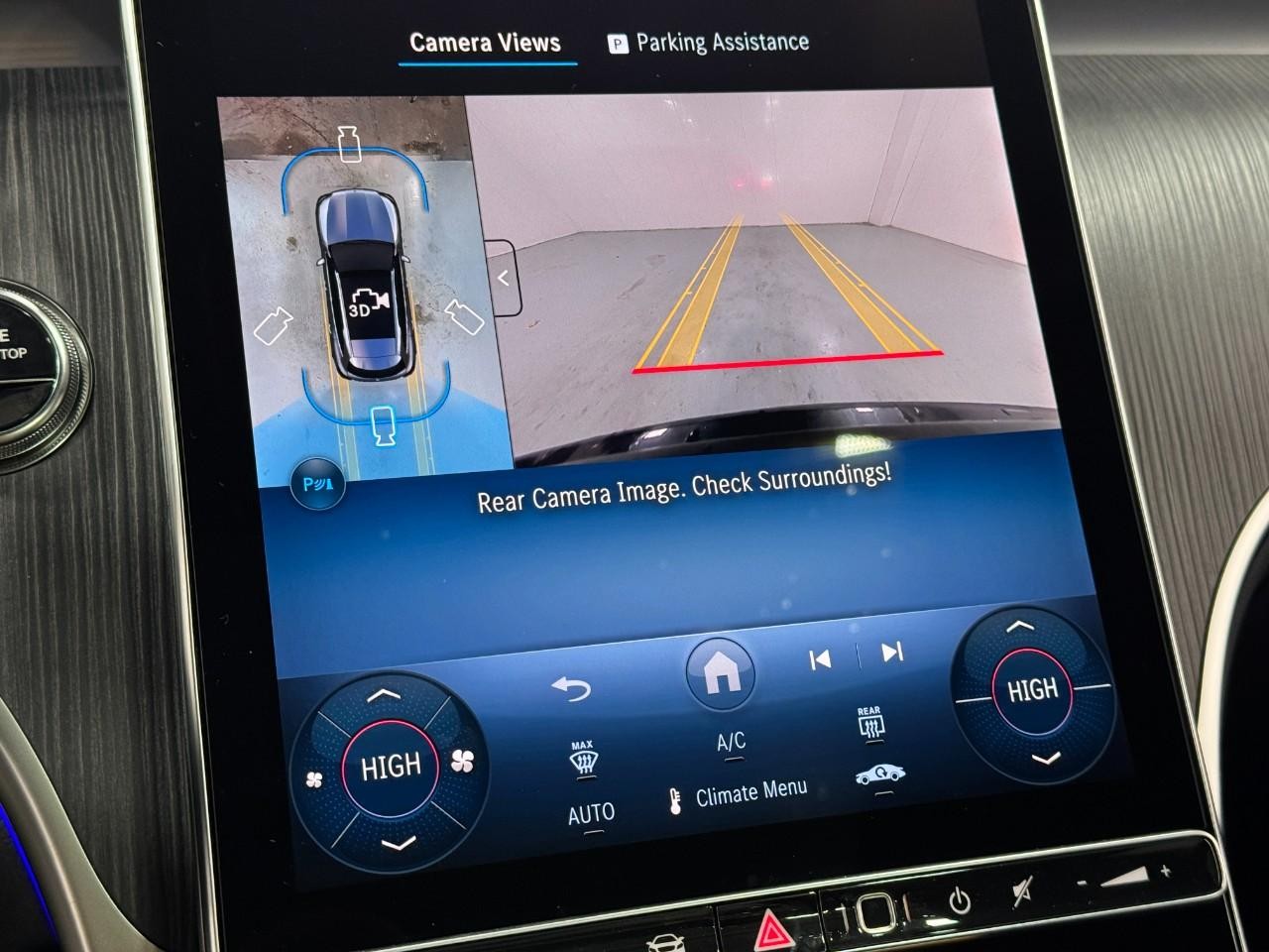 Mercedes-Benz GLC Vehicle Full-screen Gallery Image 35