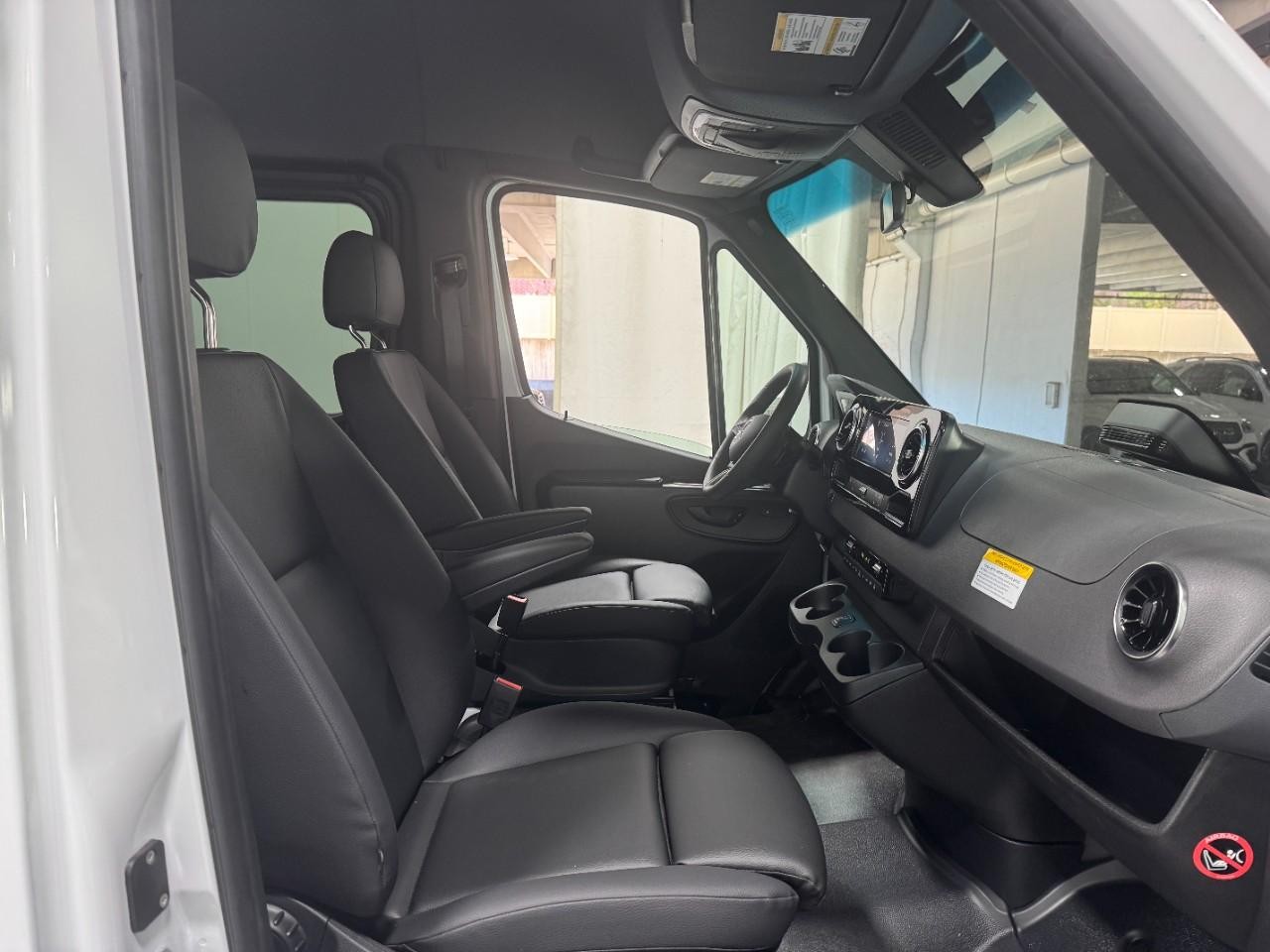 Mercedes-Benz Sprinter Passenger Van Vehicle Full-screen Gallery Image 18