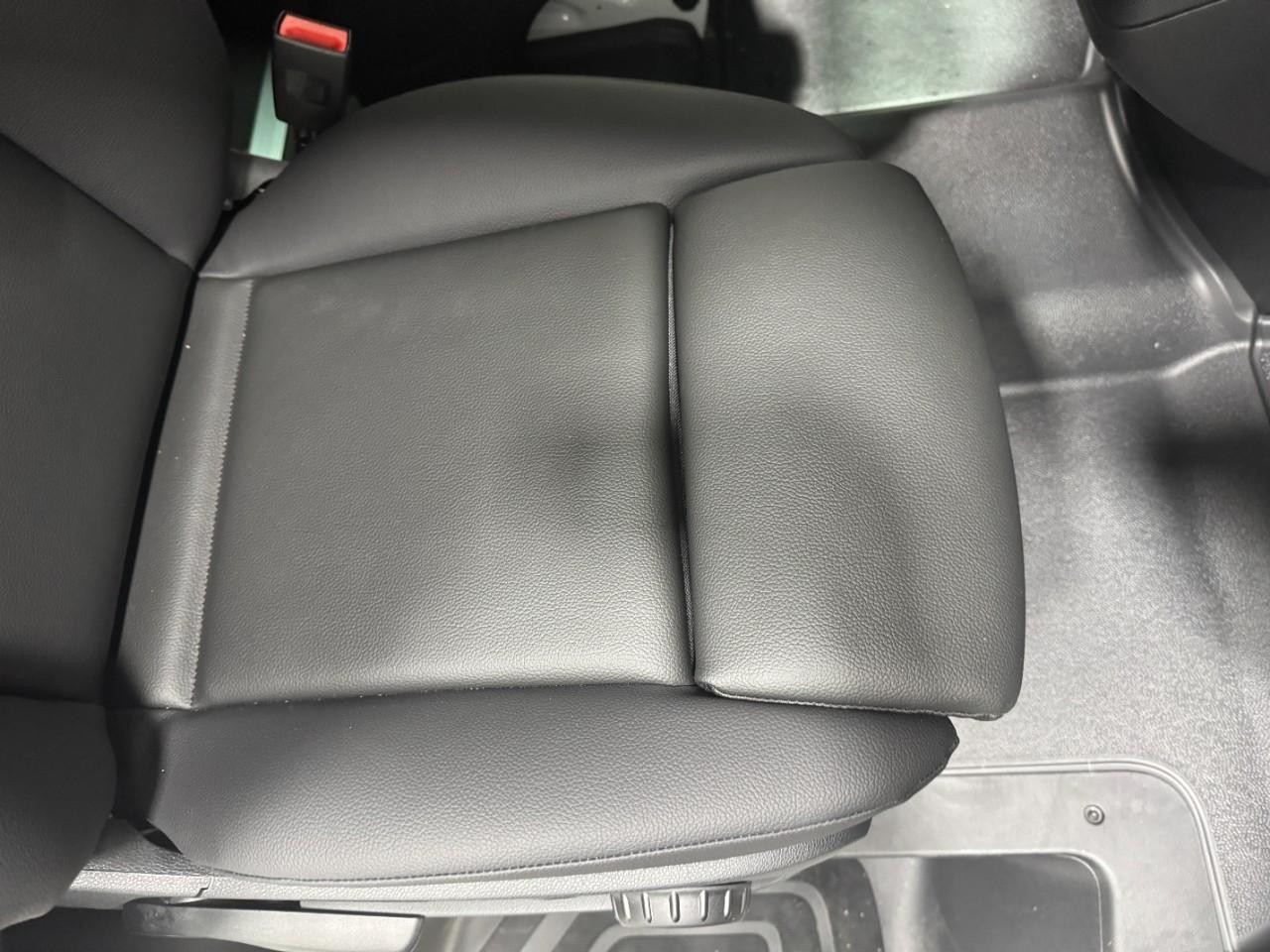 Mercedes-Benz Sprinter Passenger Van Vehicle Full-screen Gallery Image 19