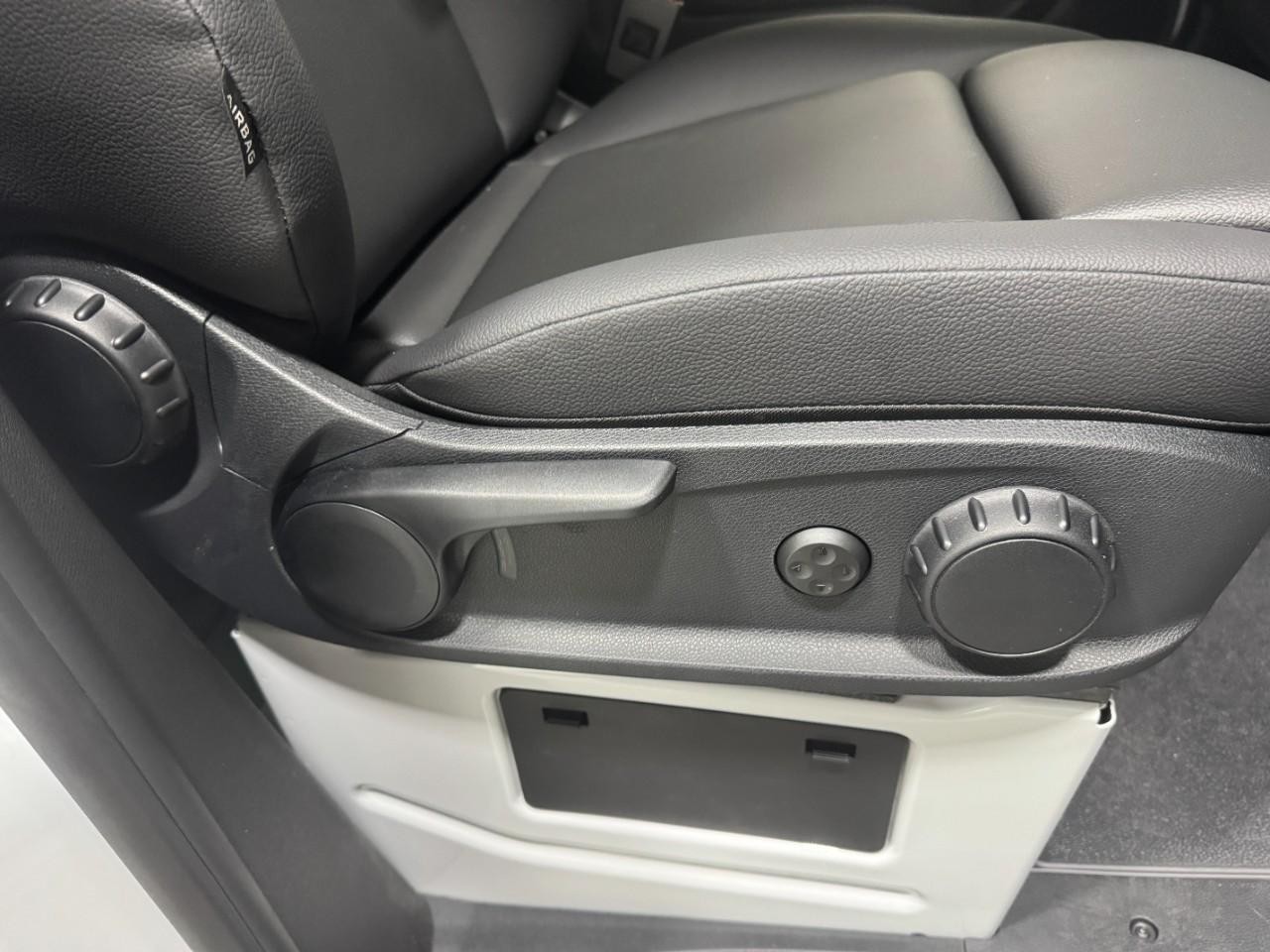 Mercedes-Benz Sprinter Passenger Van Vehicle Full-screen Gallery Image 20