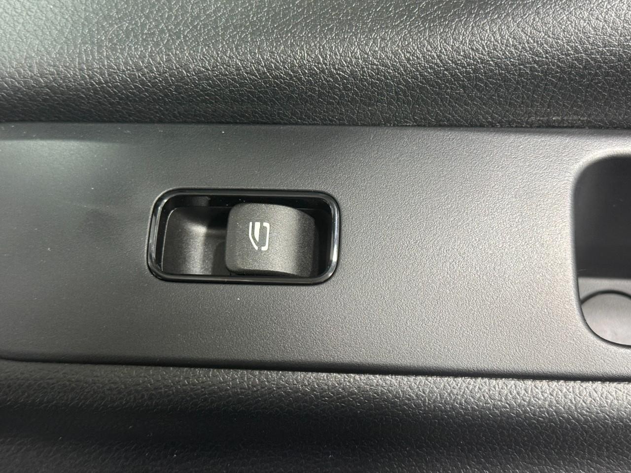 Mercedes-Benz Sprinter Passenger Van Vehicle Full-screen Gallery Image 21