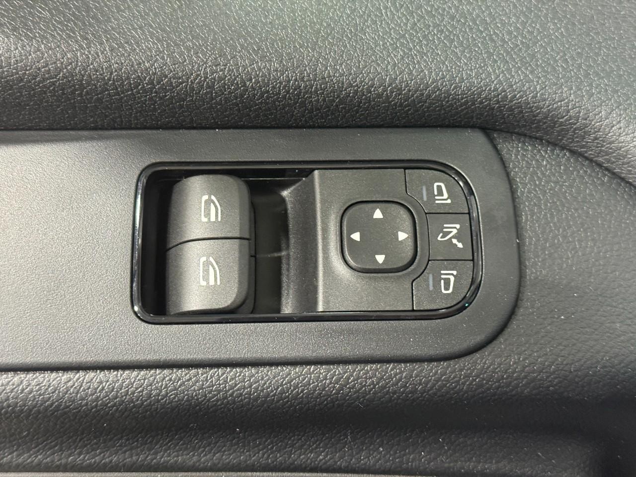 Mercedes-Benz Sprinter Passenger Van Vehicle Full-screen Gallery Image 23