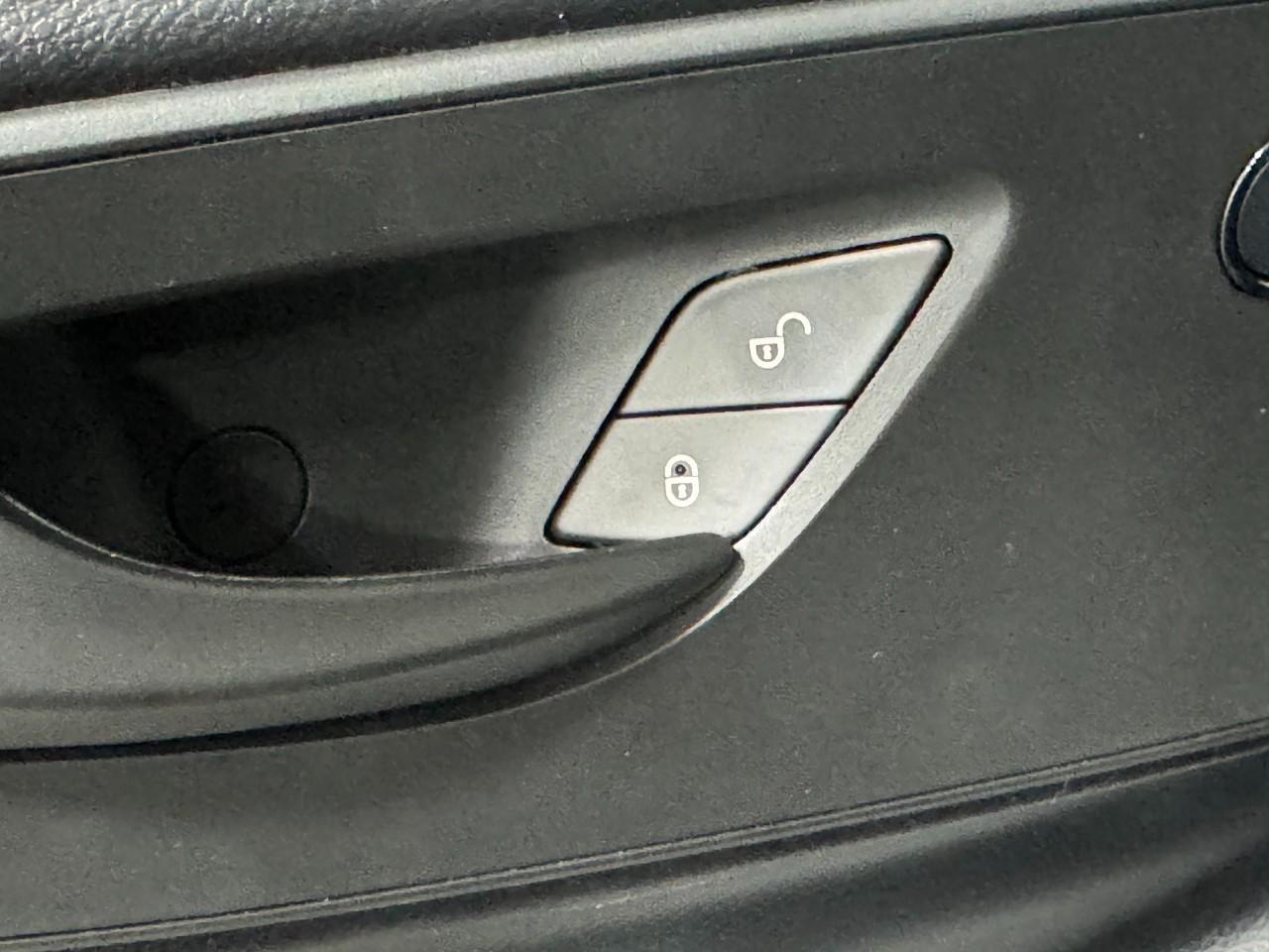 Mercedes-Benz Sprinter Passenger Van Vehicle Full-screen Gallery Image 25