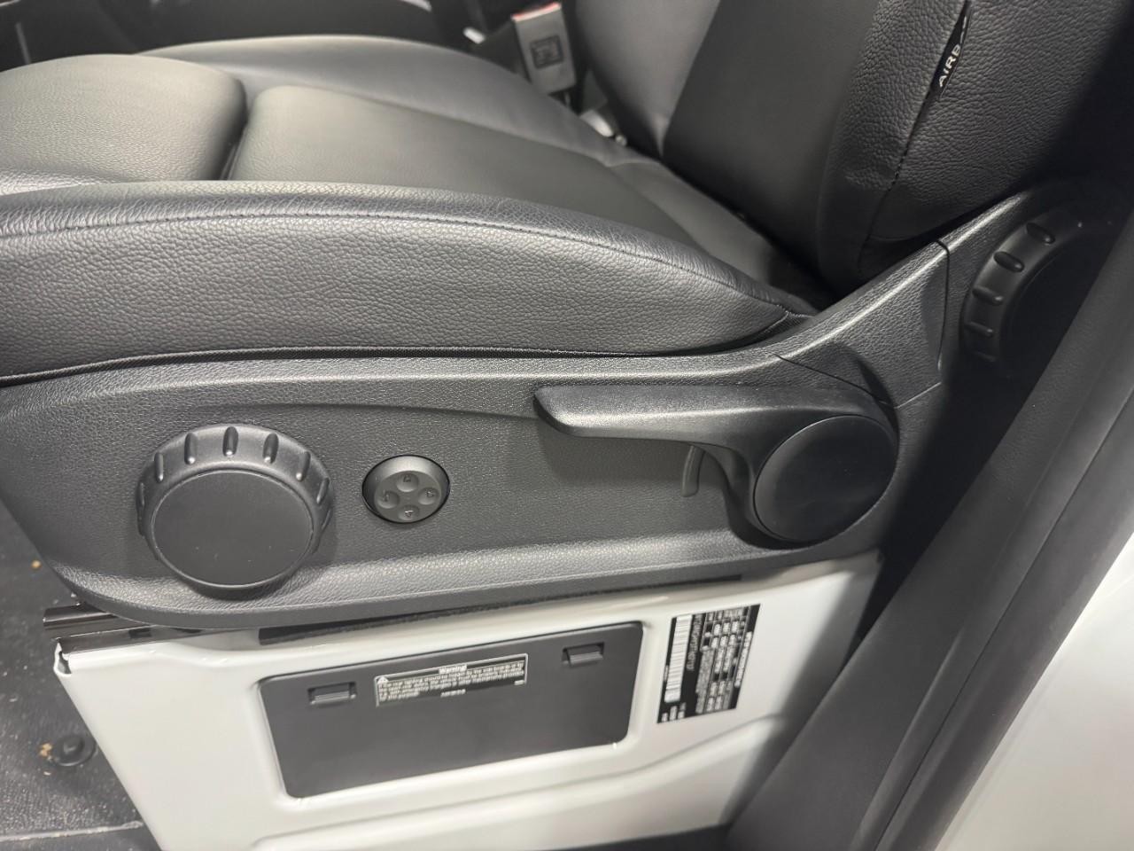 Mercedes-Benz Sprinter Passenger Van Vehicle Full-screen Gallery Image 28