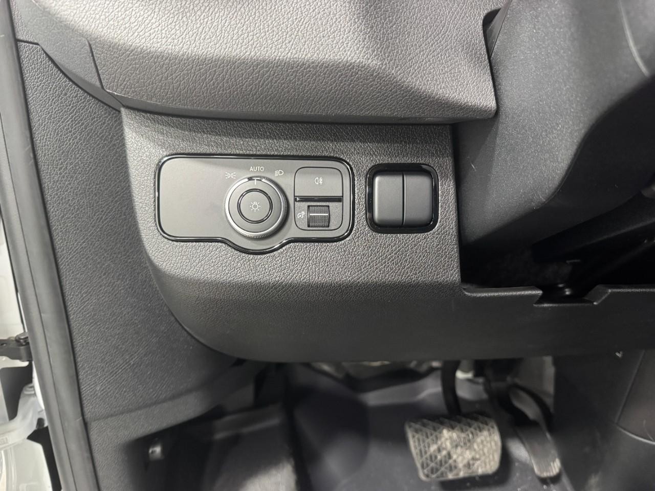 Mercedes-Benz Sprinter Passenger Van Vehicle Full-screen Gallery Image 29