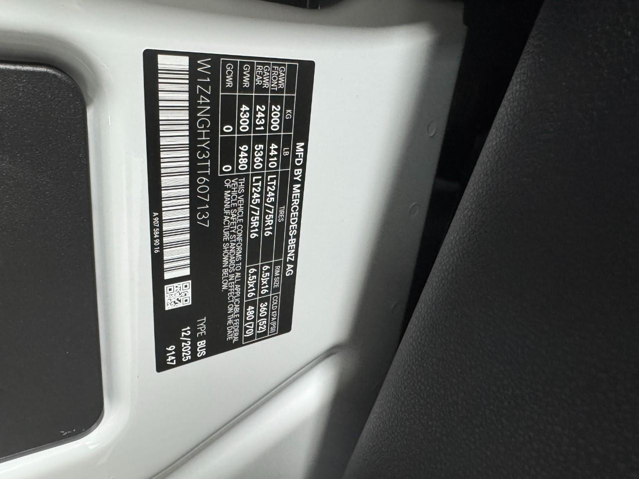 Mercedes-Benz Sprinter Passenger Van Vehicle Full-screen Gallery Image 35