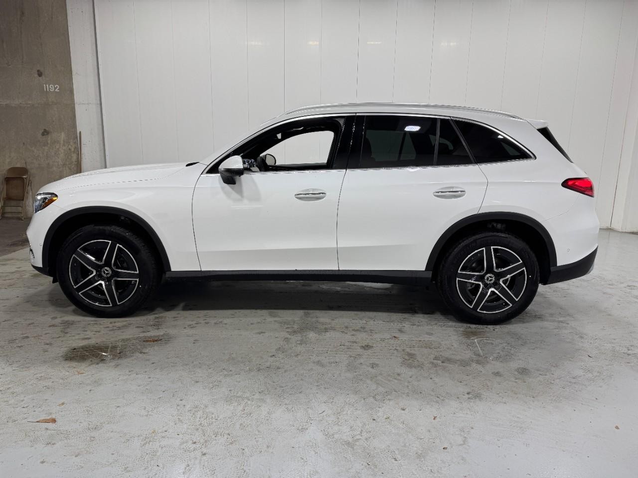 Mercedes-Benz GLC Vehicle Full-screen Gallery Image 2