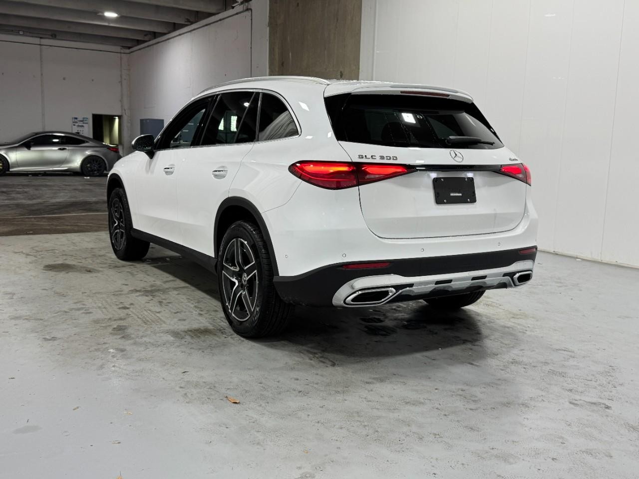 Mercedes-Benz GLC Vehicle Full-screen Gallery Image 3