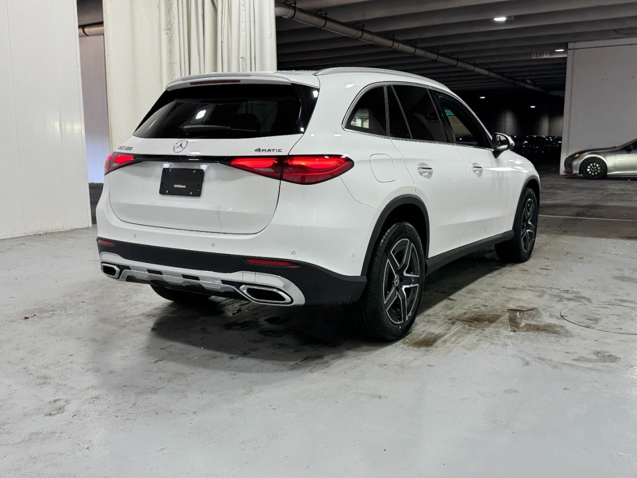 Mercedes-Benz GLC Vehicle Full-screen Gallery Image 4