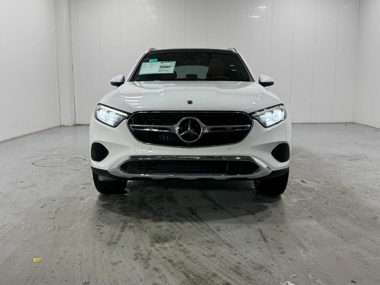 Mercedes-Benz GLC Vehicle Full-screen Gallery Image 7