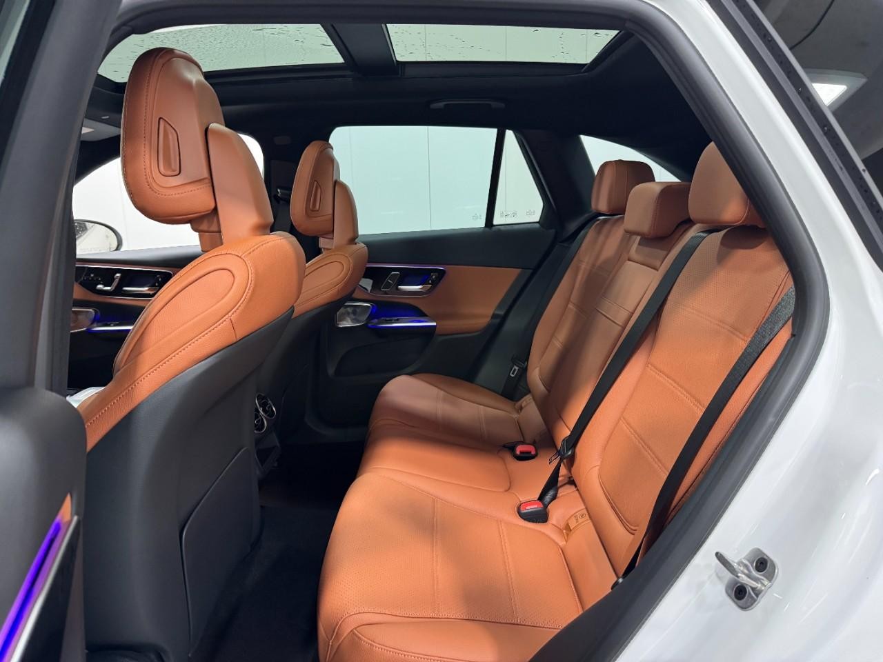 Mercedes-Benz GLC Vehicle Full-screen Gallery Image 8