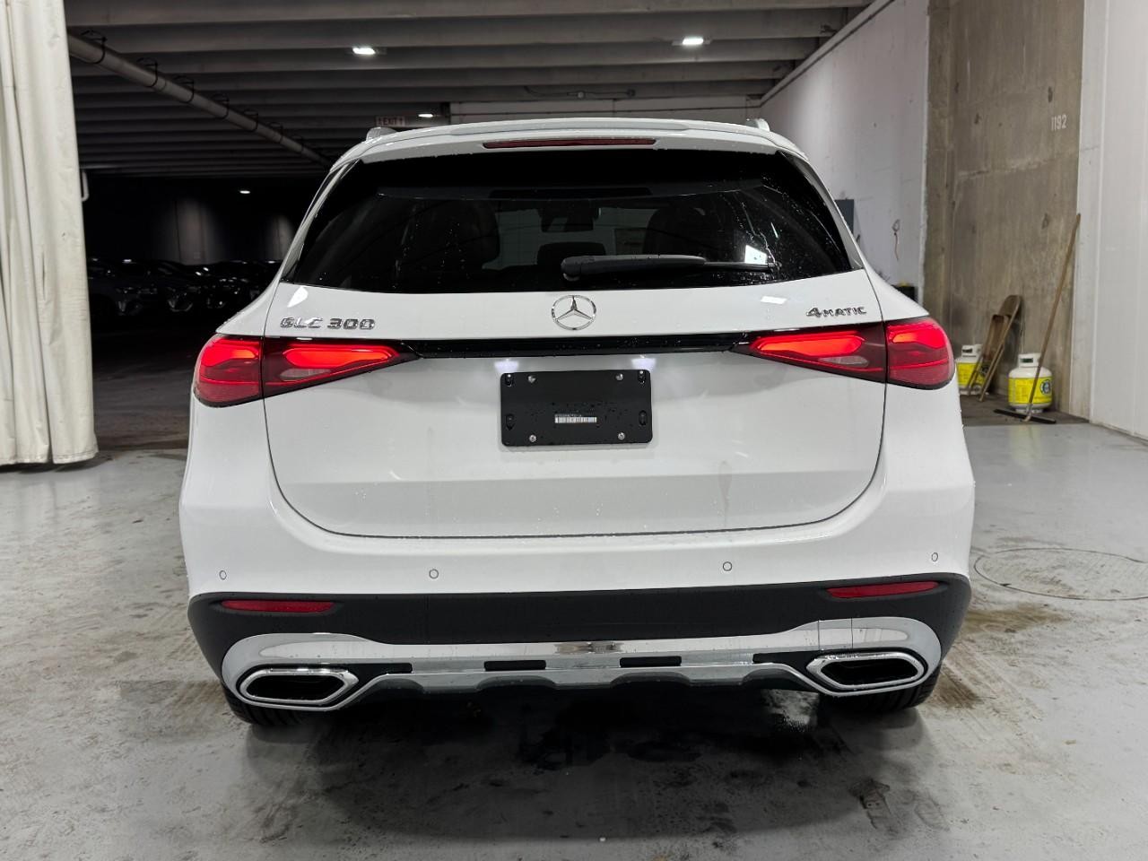 Mercedes-Benz GLC Vehicle Full-screen Gallery Image 9
