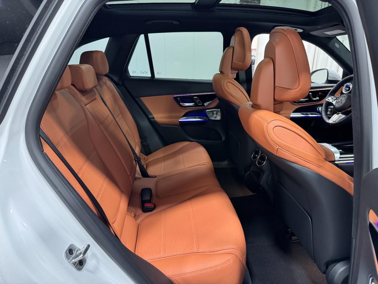 Mercedes-Benz GLC Vehicle Full-screen Gallery Image 10