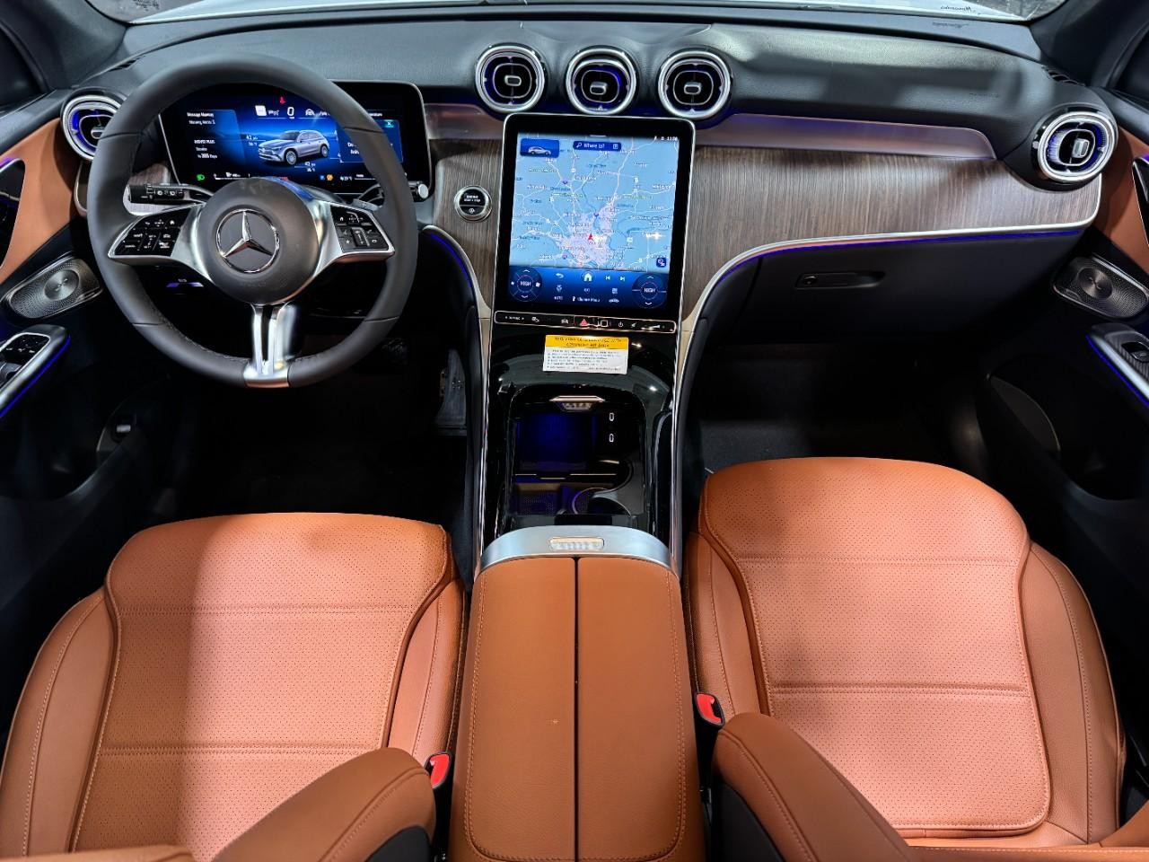 Mercedes-Benz GLC Vehicle Full-screen Gallery Image 12