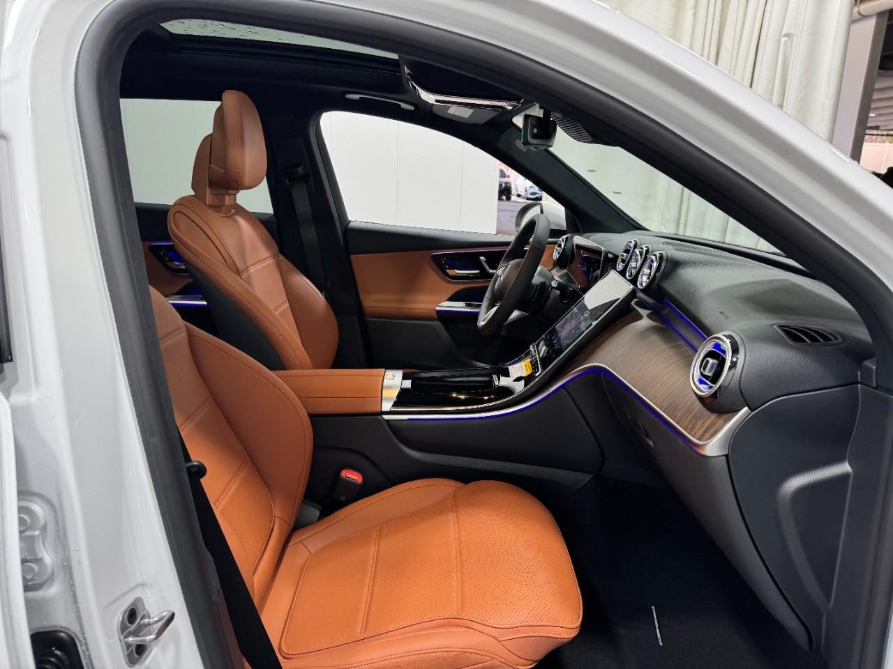 Mercedes-Benz GLC Vehicle Full-screen Gallery Image 16