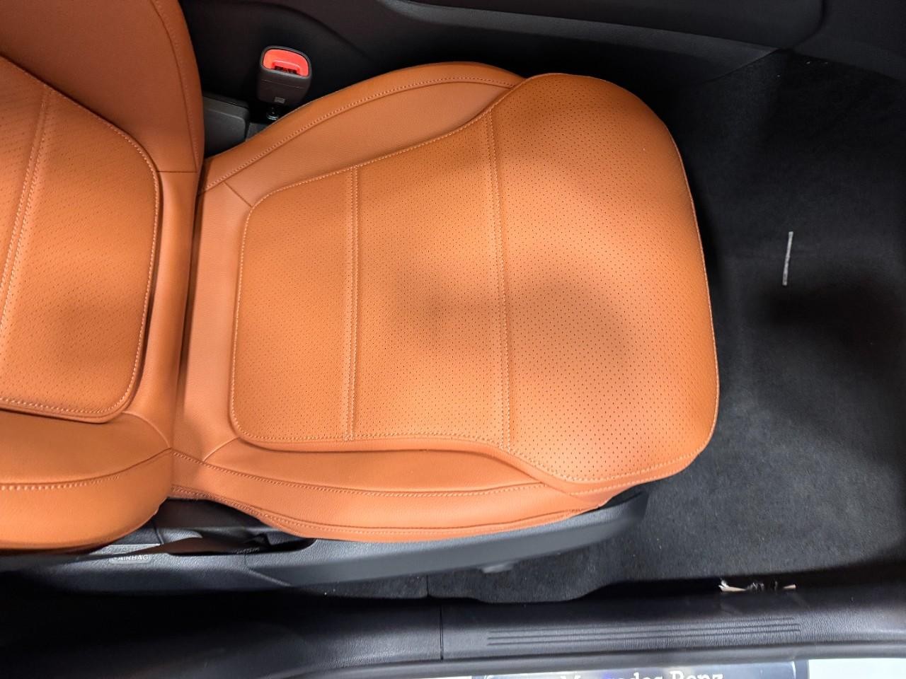 Mercedes-Benz GLC Vehicle Full-screen Gallery Image 17