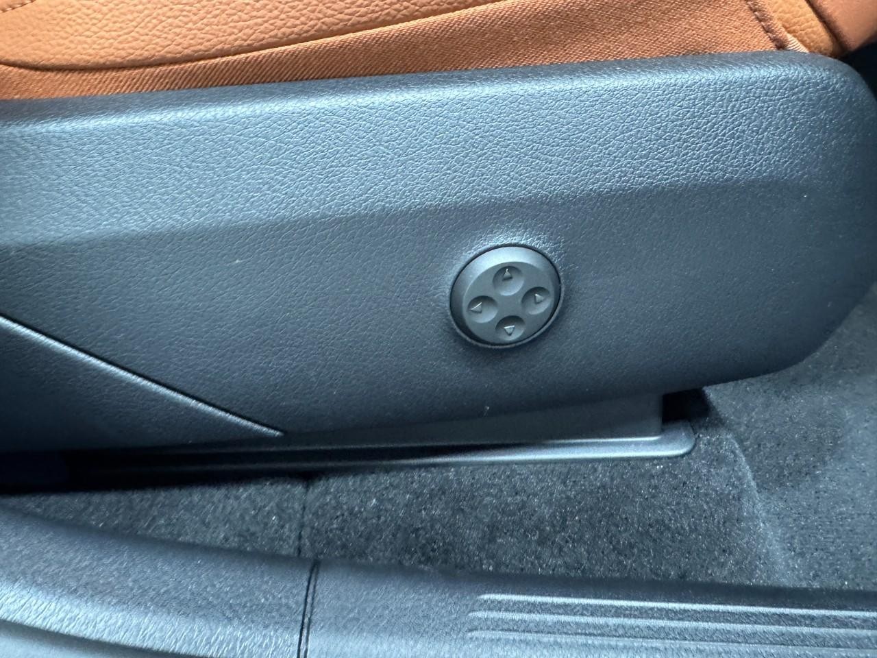 Mercedes-Benz GLC Vehicle Full-screen Gallery Image 18