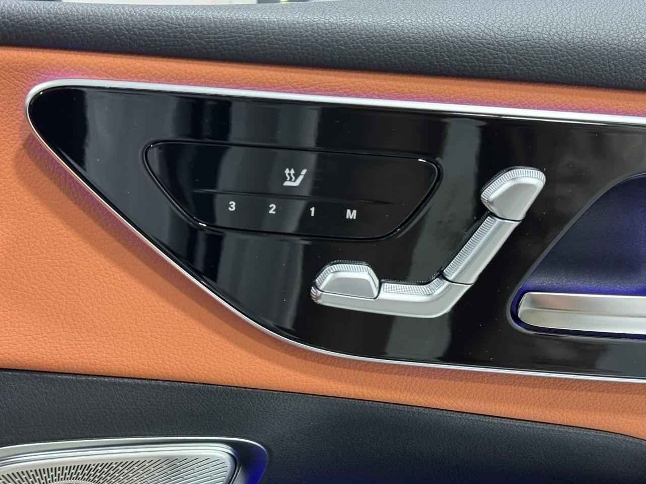 Mercedes-Benz GLC Vehicle Full-screen Gallery Image 19