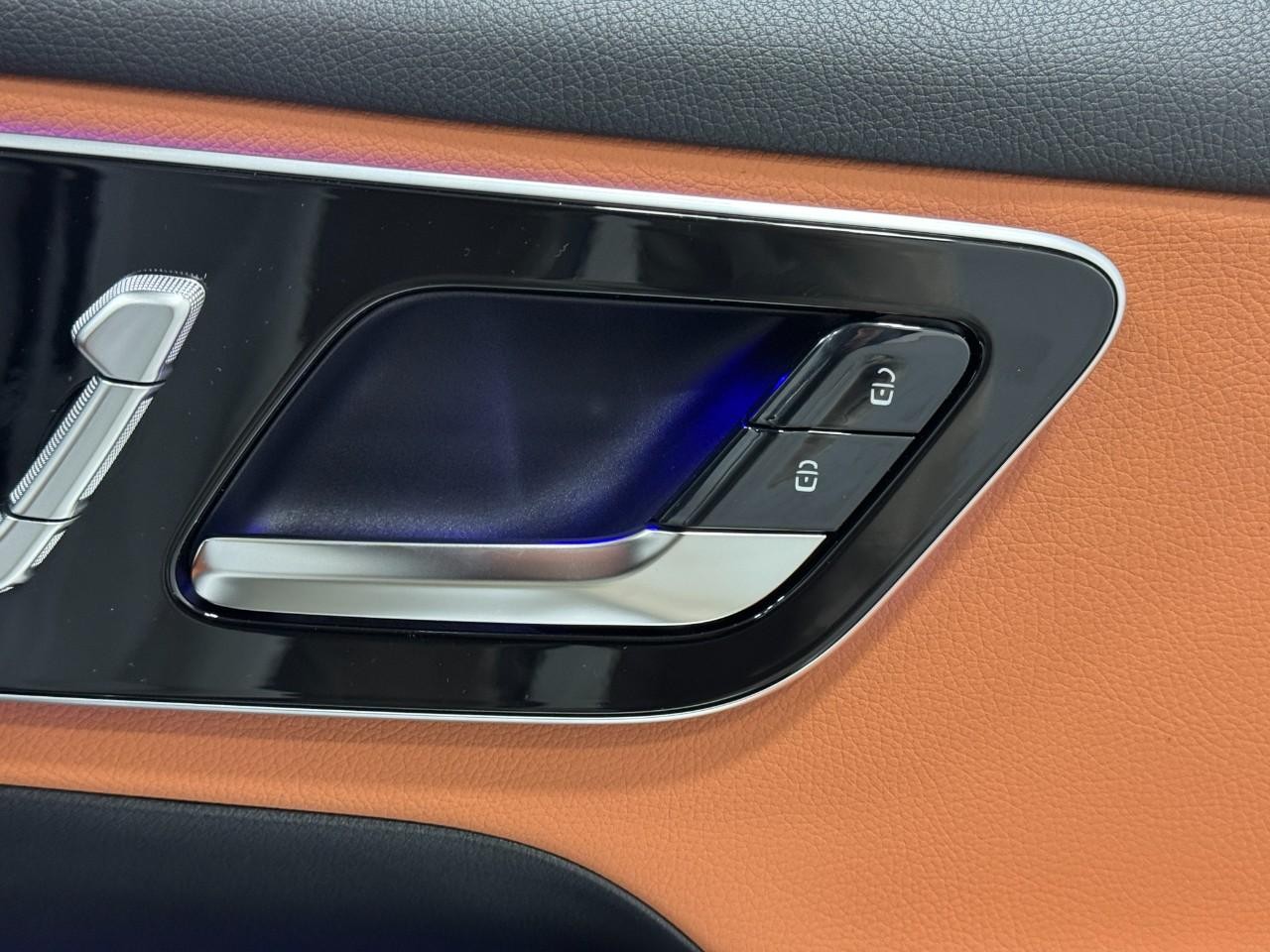 Mercedes-Benz GLC Vehicle Full-screen Gallery Image 20