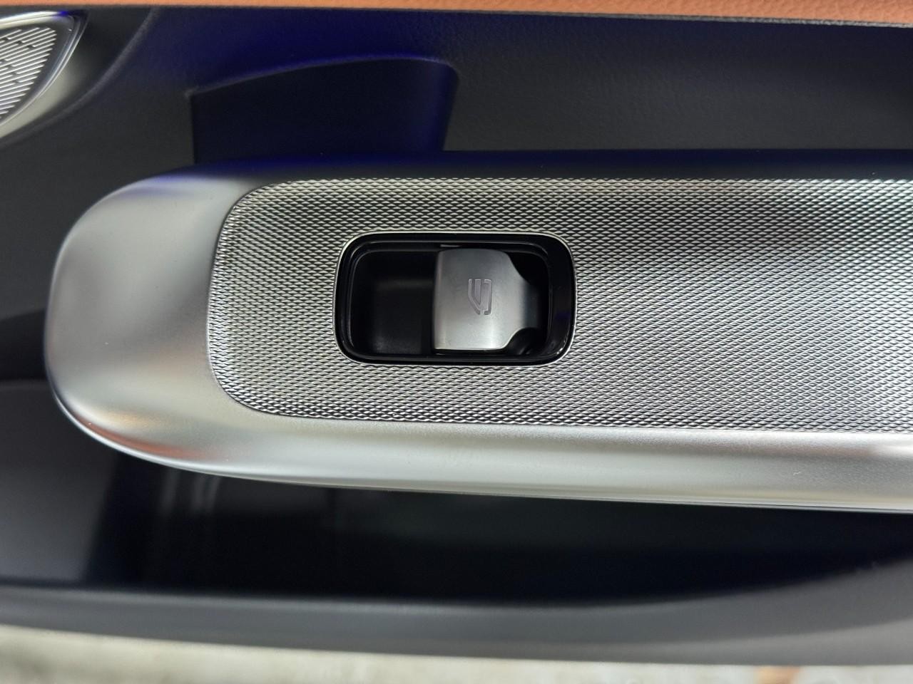 Mercedes-Benz GLC Vehicle Full-screen Gallery Image 21