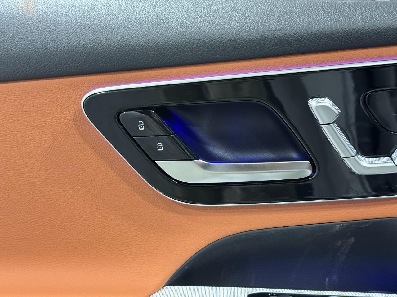 Mercedes-Benz GLC Vehicle Full-screen Gallery Image 23