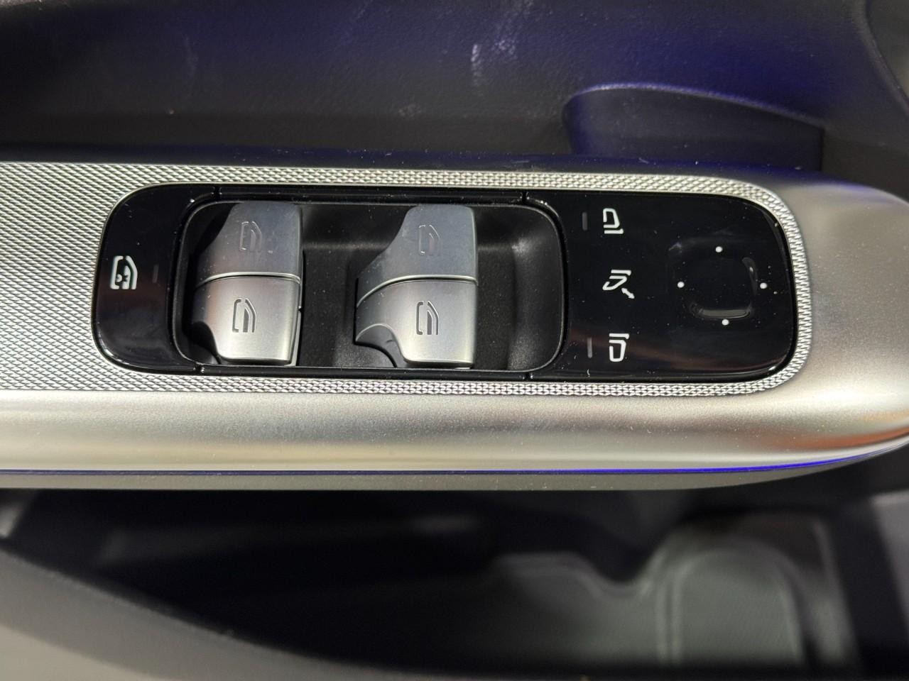 Mercedes-Benz GLC Vehicle Full-screen Gallery Image 25