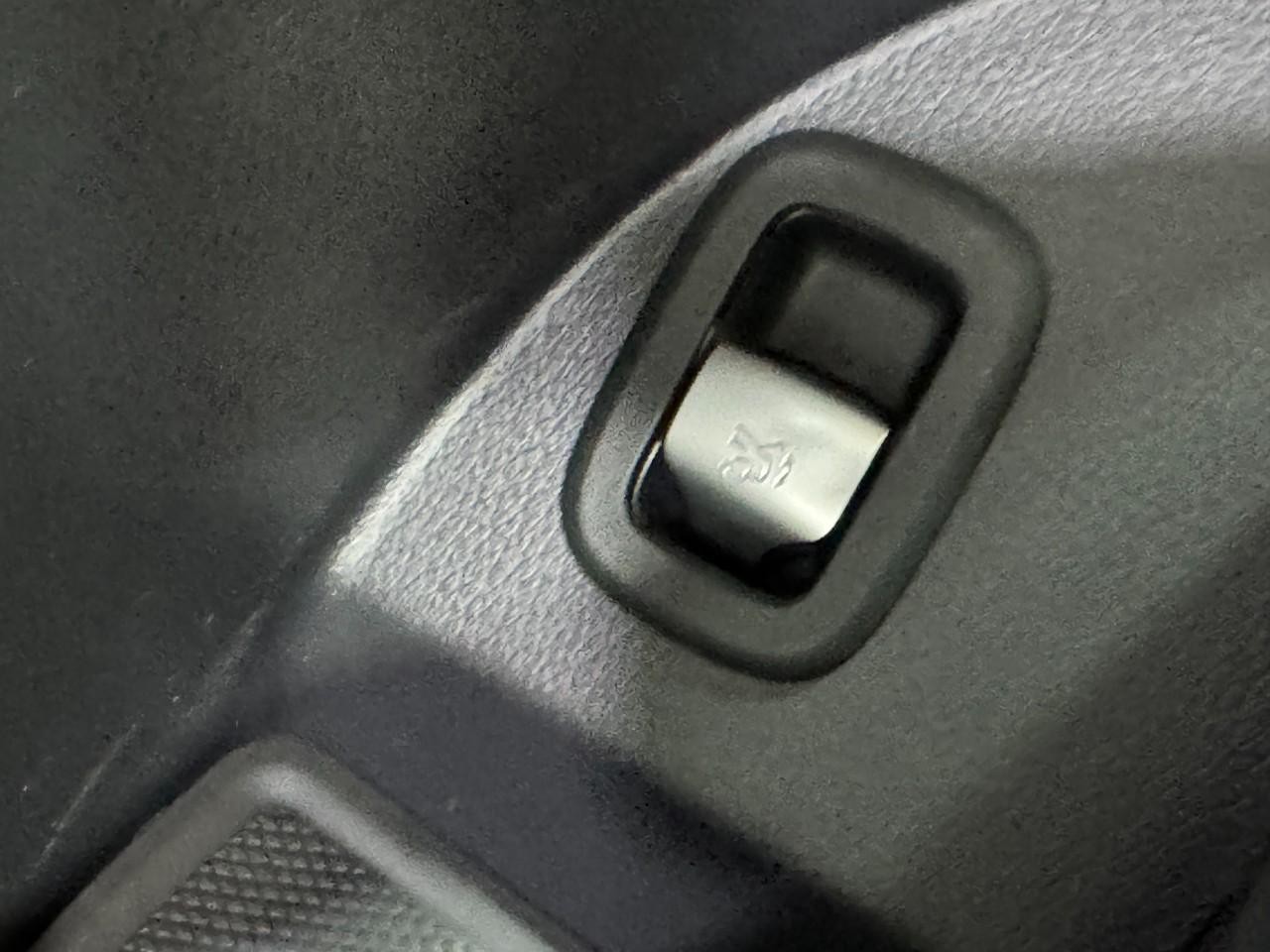 Mercedes-Benz GLC Vehicle Full-screen Gallery Image 26