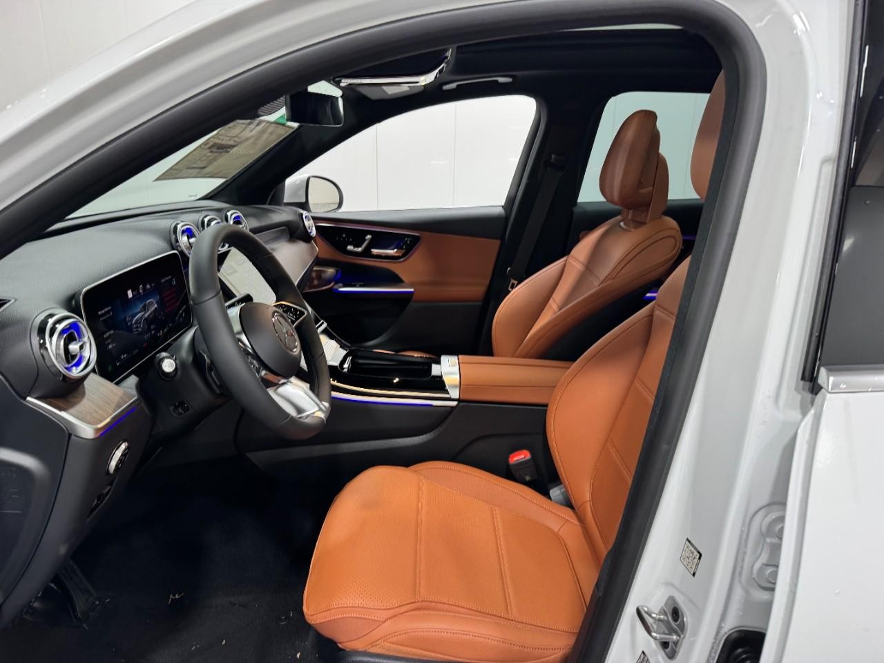 Mercedes-Benz GLC Vehicle Full-screen Gallery Image 27