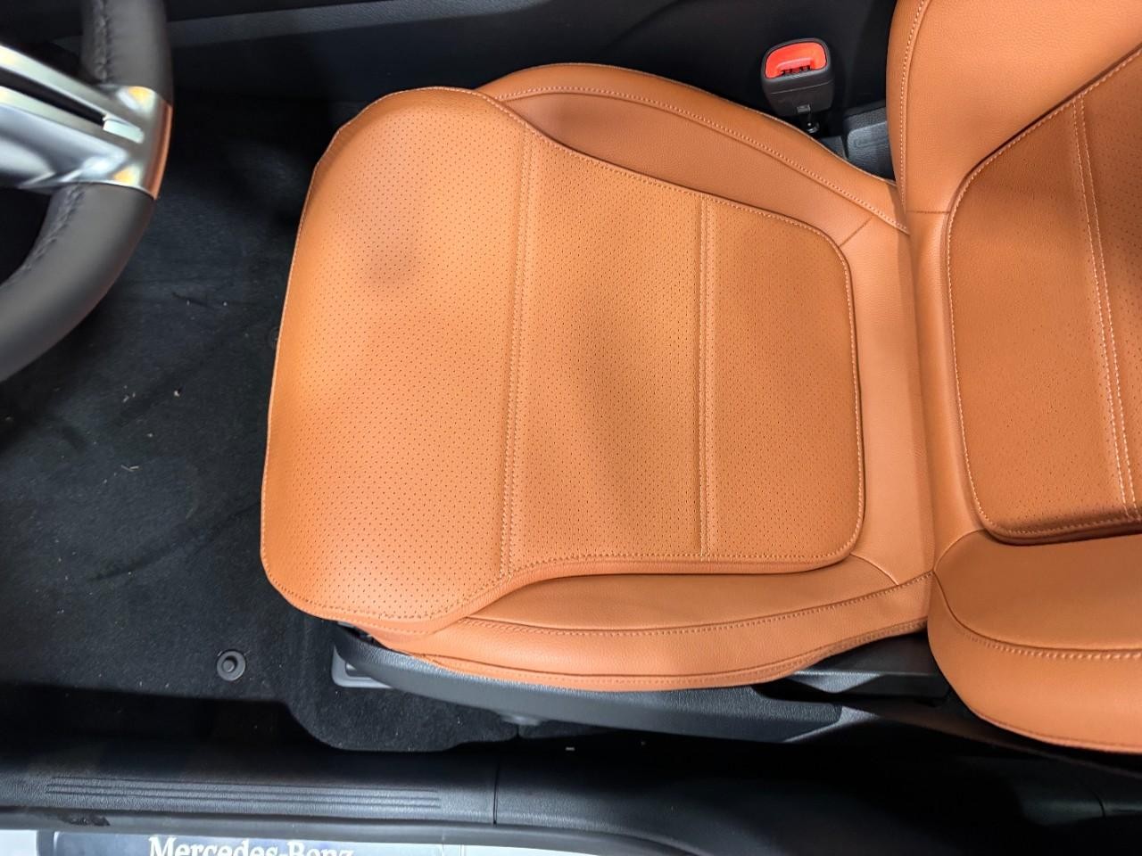 Mercedes-Benz GLC Vehicle Full-screen Gallery Image 28