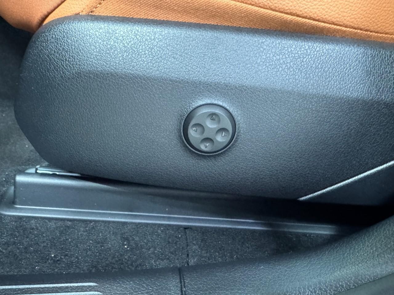 Mercedes-Benz GLC Vehicle Full-screen Gallery Image 29