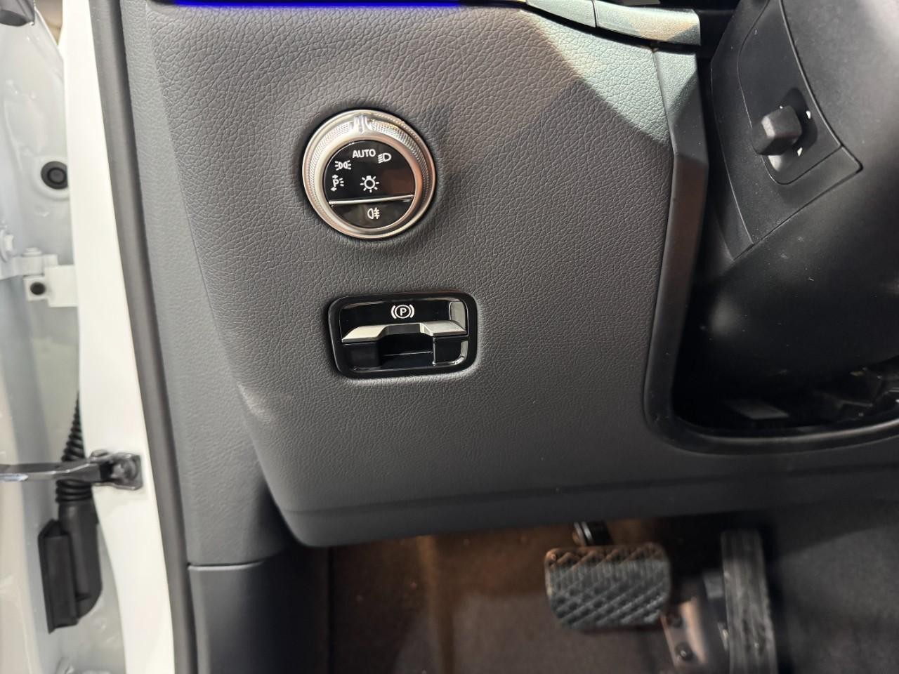 Mercedes-Benz GLC Vehicle Full-screen Gallery Image 30